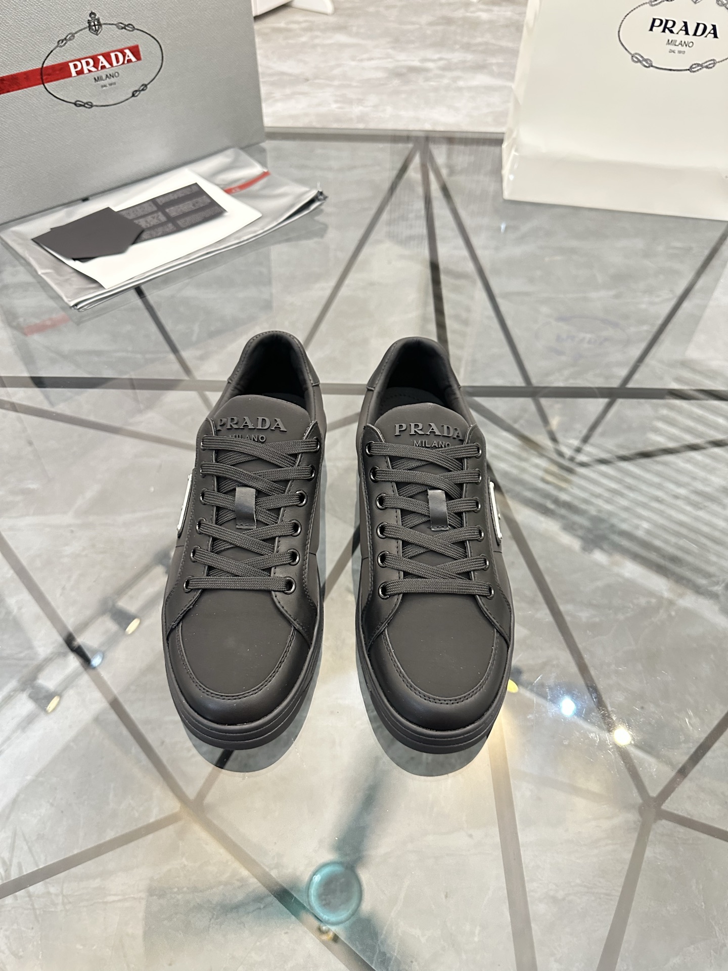 Precio de venta: P250 Calidad superior de gama altaMarca: Prada *"Prada*" mocasines de caña bajaTall