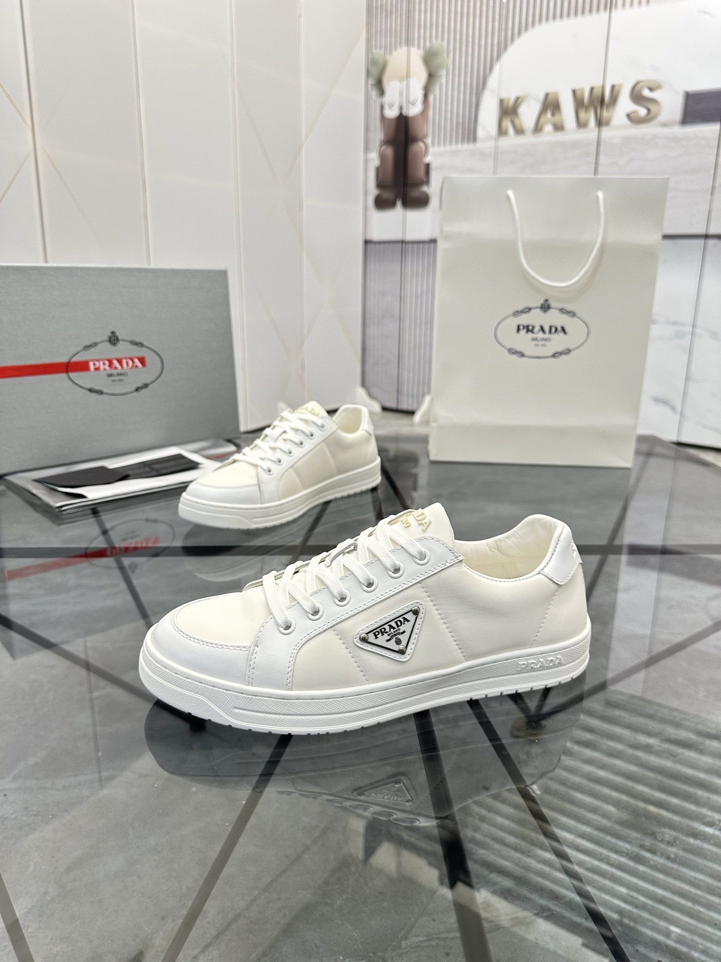 Precio de venta: P250 Calidad superior de gama altaMarca: Prada *
