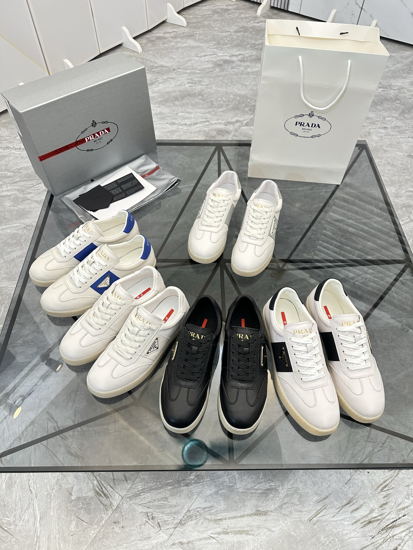 Precio de venta: P250 Artículos de gama alta y calidad superiorMarca: Prada *"Prada*" lowtop loafers