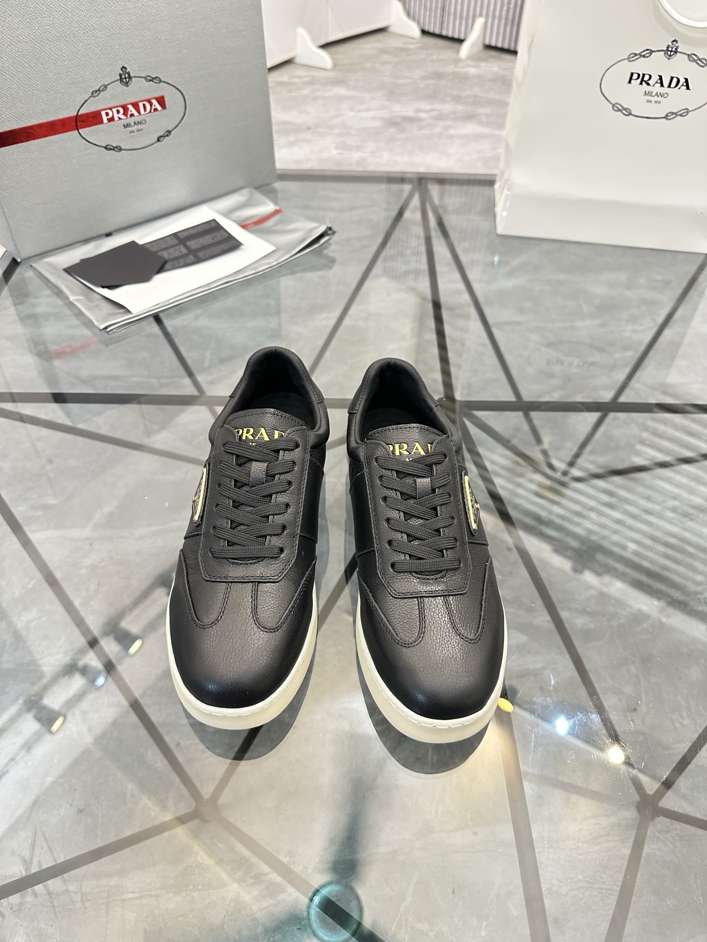 Precio de venta: P250 Artículos de gama alta y calidad superiorMarca: Prada *"Prada*" lowtop loafers