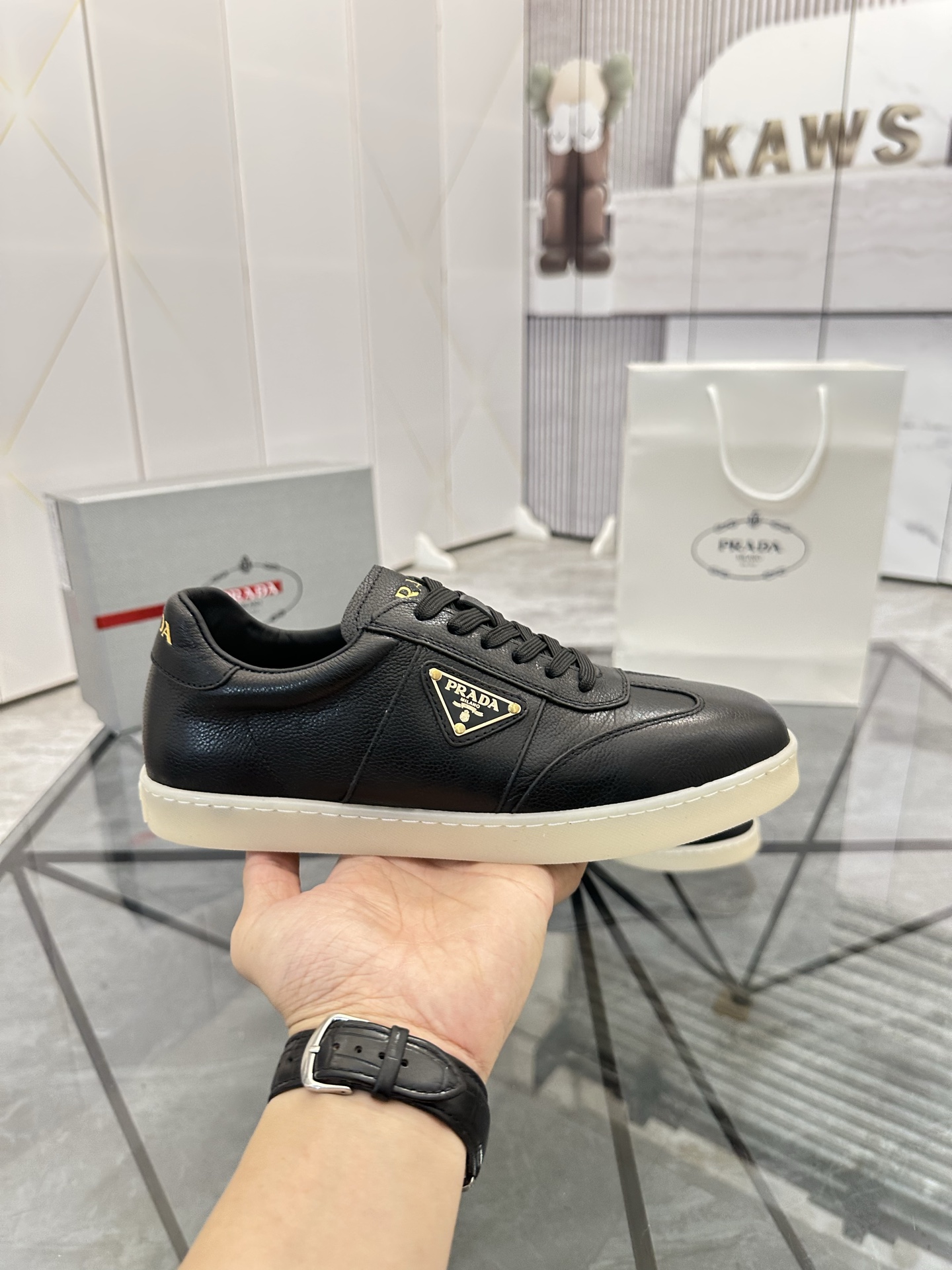 Precio de venta: P250 Artículos de gama alta y calidad superiorMarca: Prada *"Prada*" lowtop loafers
