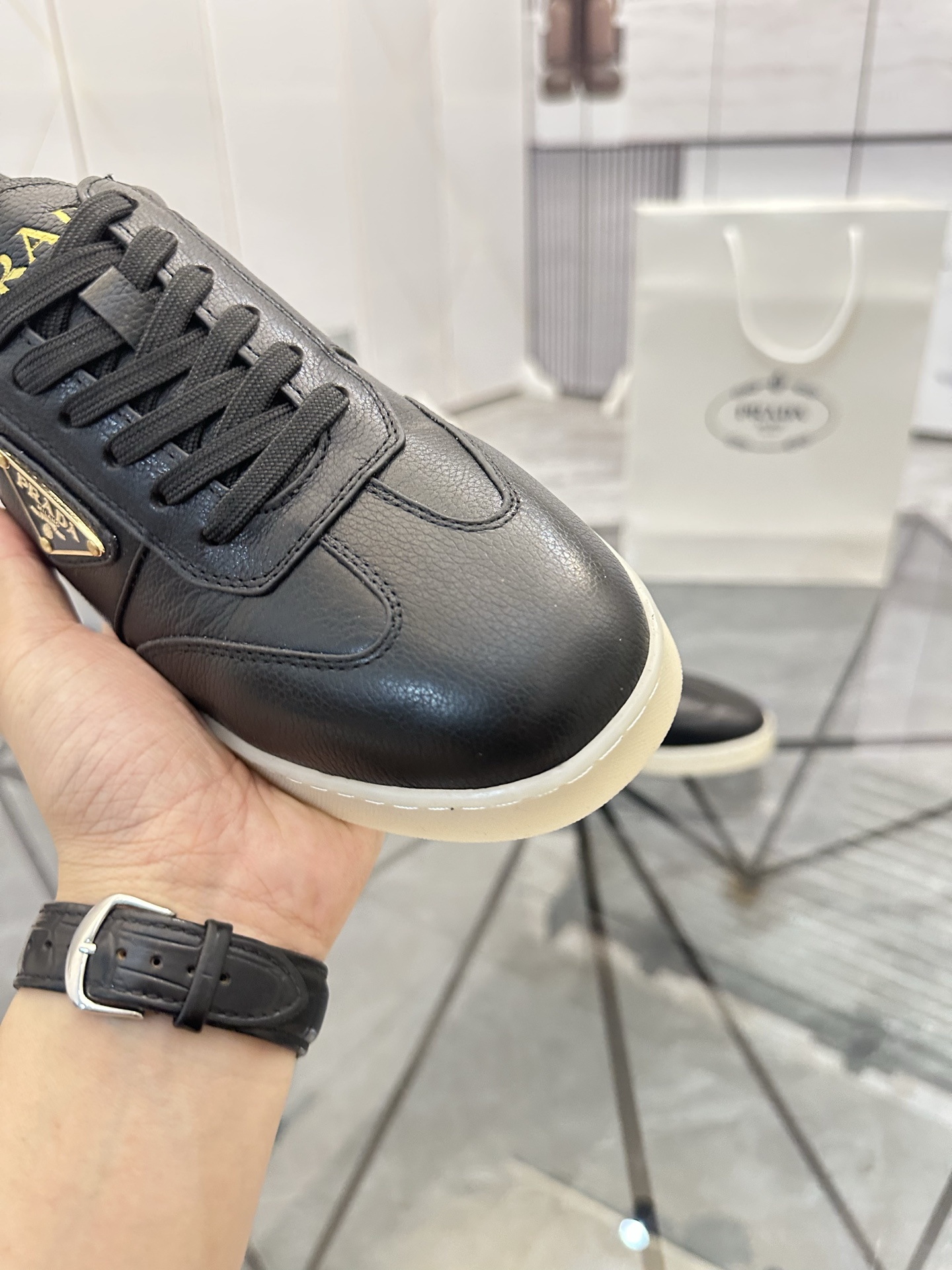 Precio de venta: P250 Artículos de gama alta y calidad superiorMarca: Prada *"Prada*" lowtop loafers