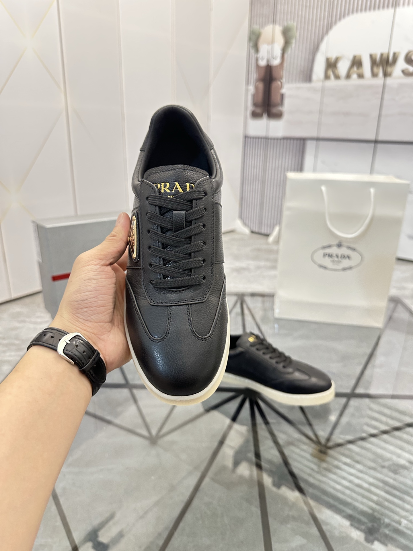 Precio de venta: P250 Artículos de gama alta y calidad superiorMarca: Prada *"Prada*" lowtop loafers