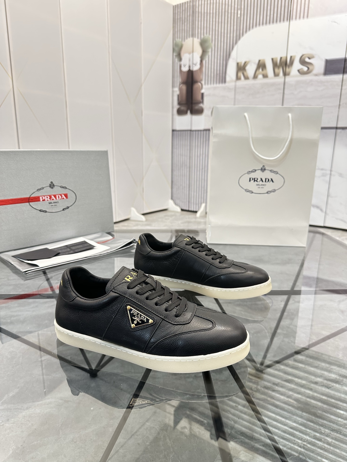 Precio de venta: P250 Artículos de gama alta y calidad superiorMarca: Prada *"Prada*" lowtop loafers