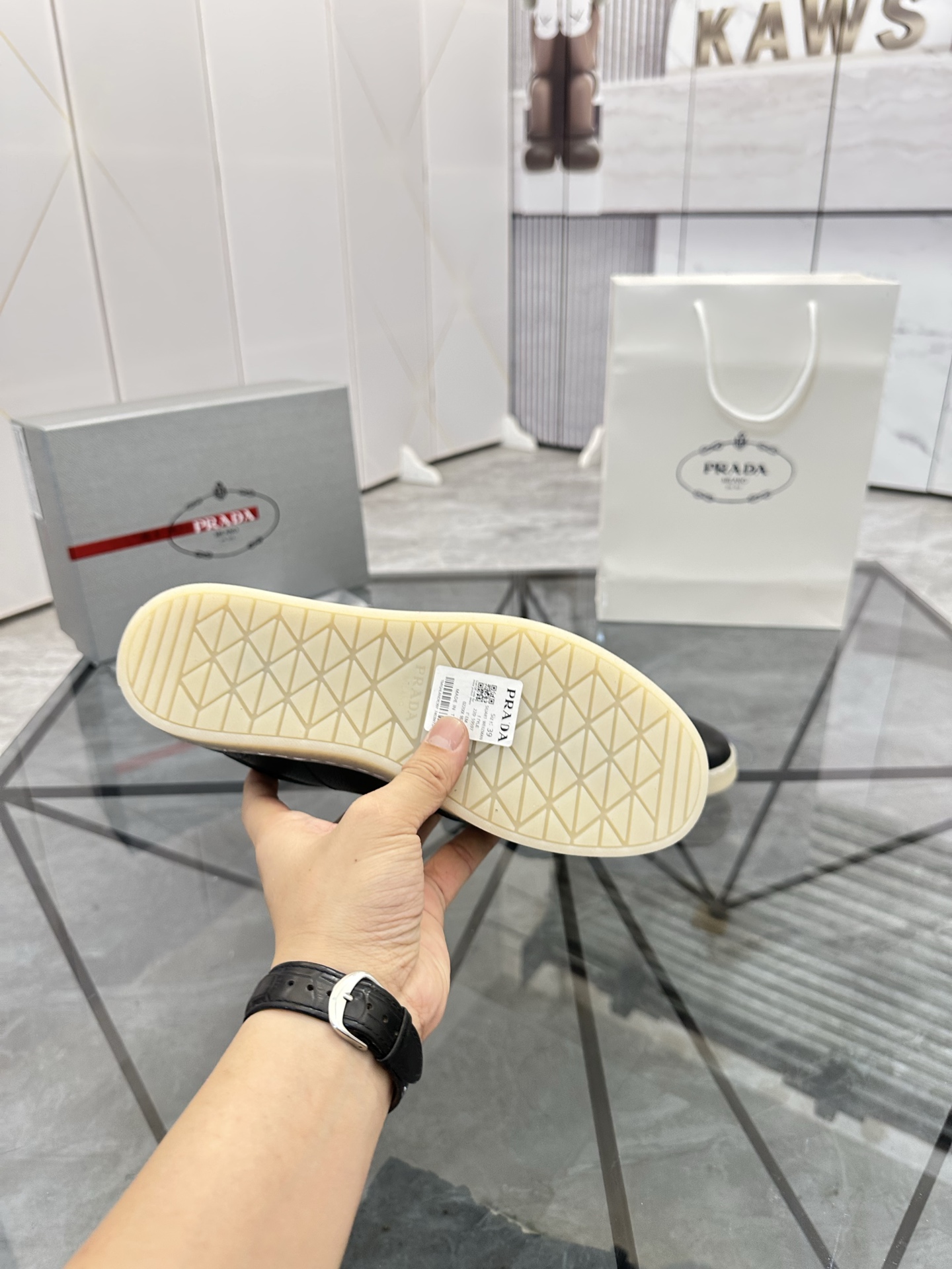 Precio de venta: P250 Artículos de gama alta y calidad superiorMarca: Prada *"Prada*" lowtop loafers