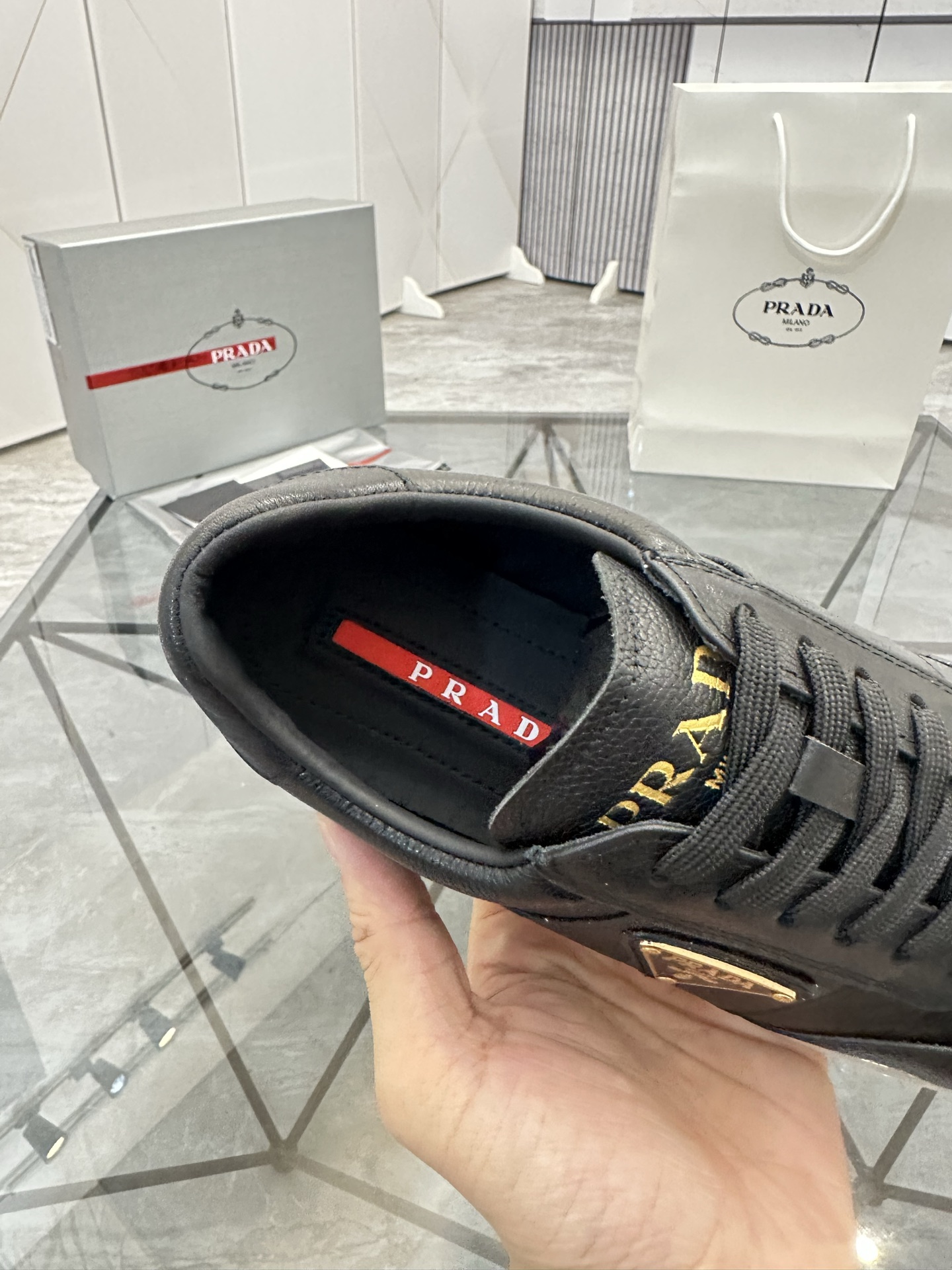 Precio de venta: P250 Artículos de gama alta y calidad superiorMarca: Prada *"Prada*" lowtop loafers