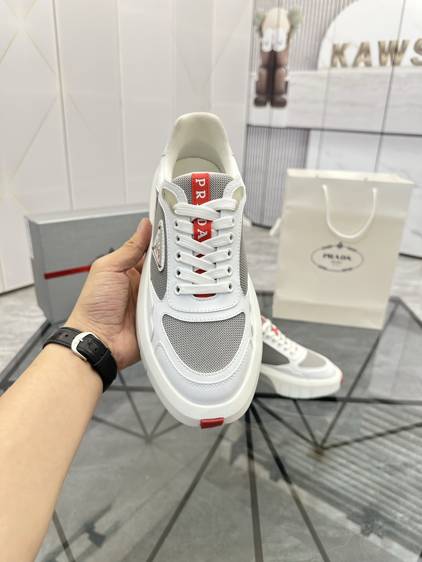 Precio de venta: P290 Artículos de alta gama y máxima calidadMarca: Prada *"Prada*" lowtop loafersTa