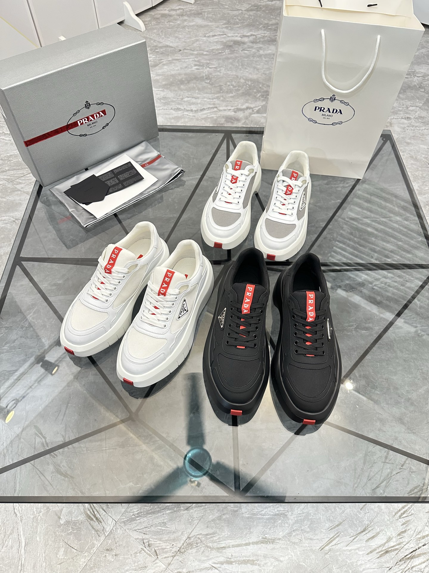 Precio de venta: P290 Artículos de alta gama y máxima calidadMarca: Prada *"Prada*" lowtop loafersTa