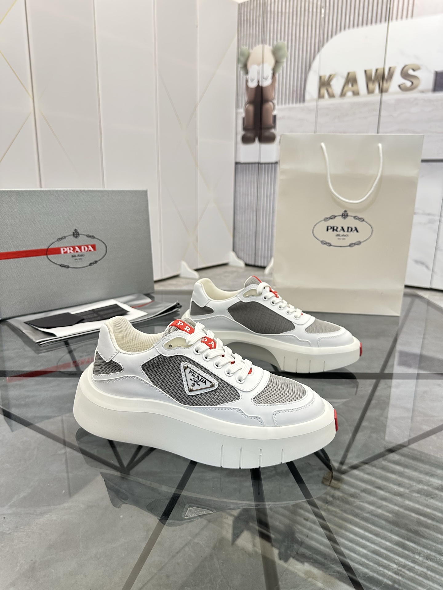 Precio de venta: P290 Artículos de alta gama y máxima calidadMarca: Prada *"Prada*" lowtop loafersTa