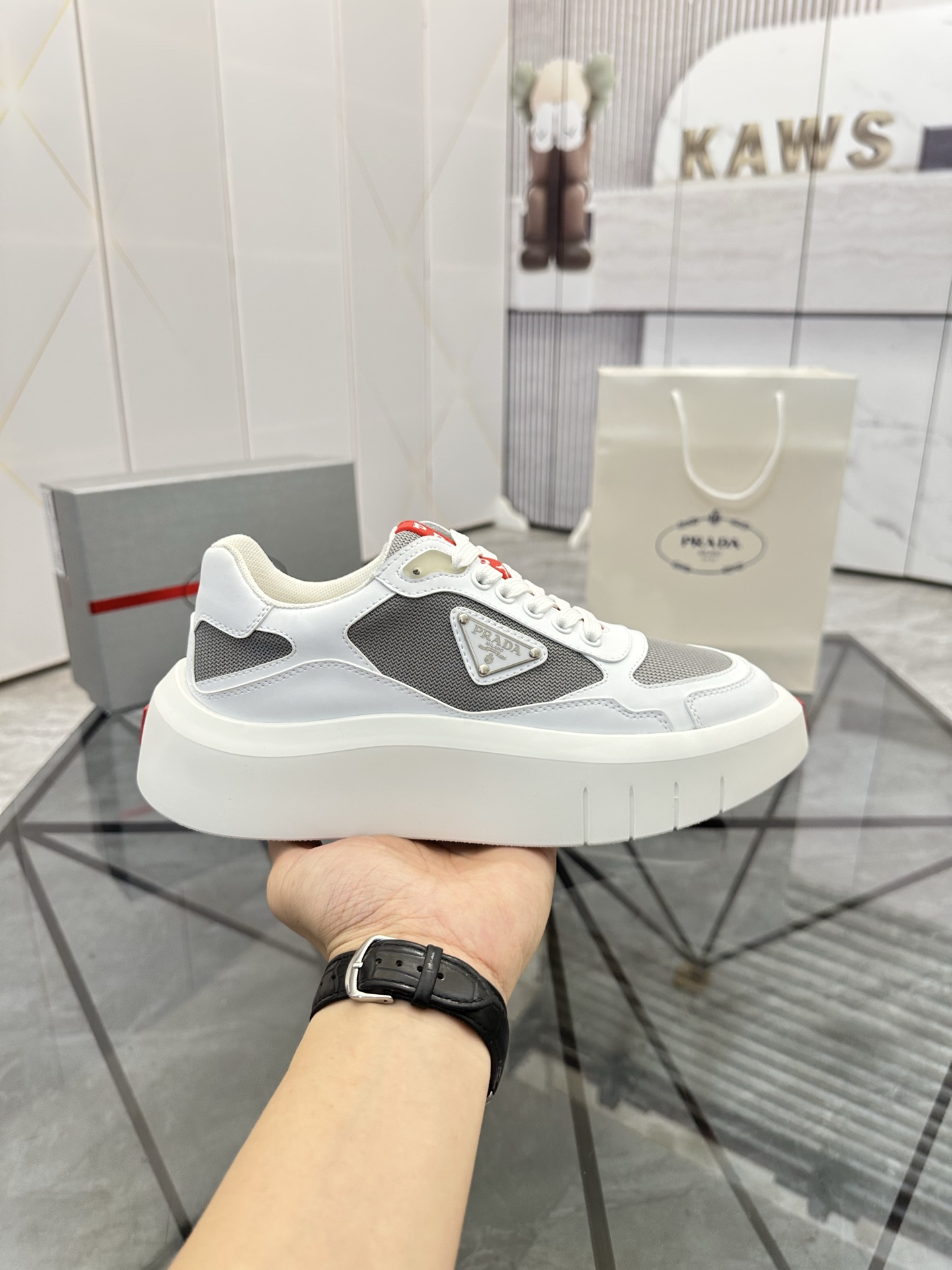 Precio de venta: P290 Artículos de alta gama y máxima calidadMarca: Prada *"Prada*" lowtop loafersTa