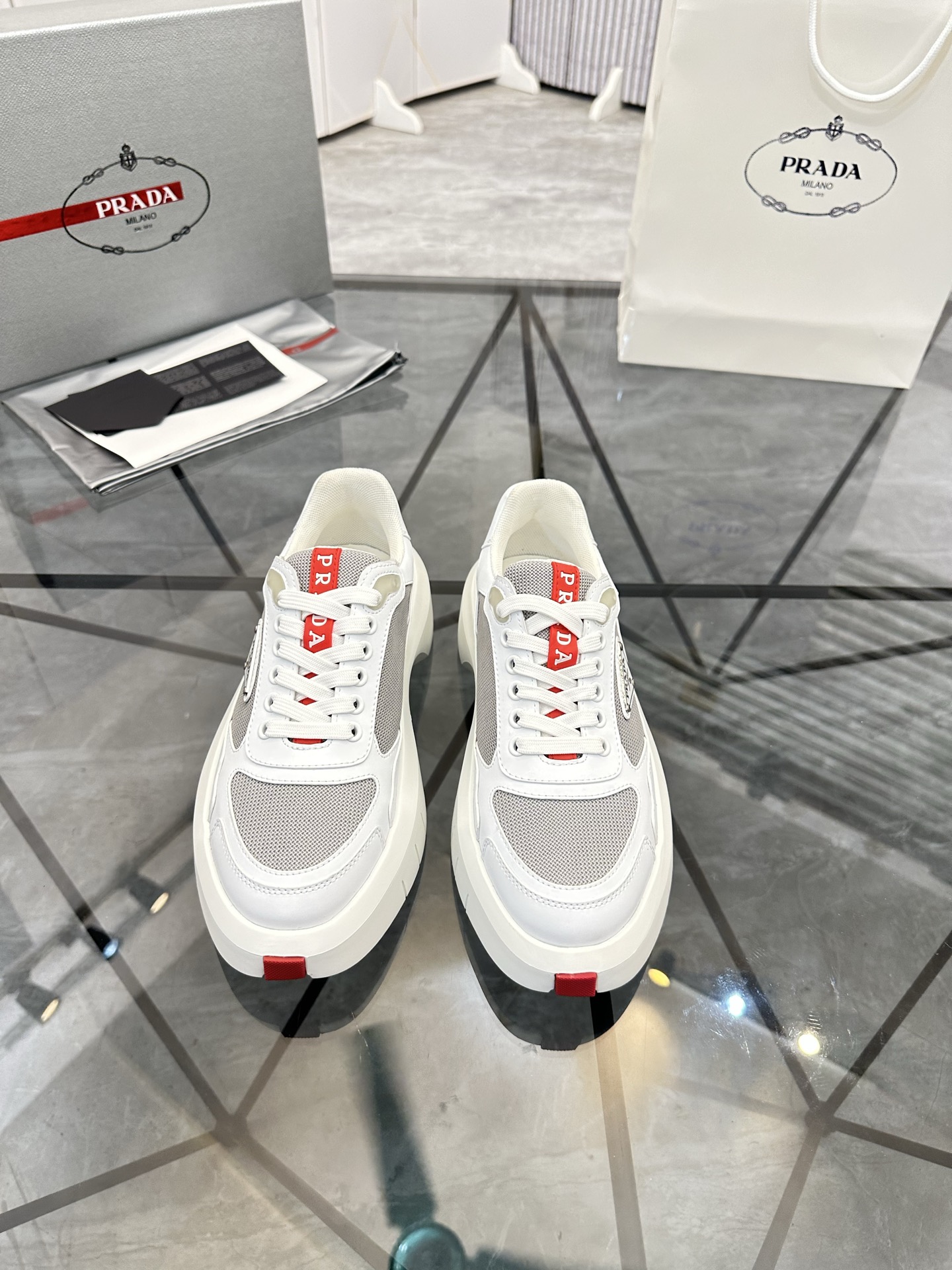 Precio de venta: P290 Artículos de alta gama y máxima calidadMarca: Prada *"Prada*" lowtop loafersTa