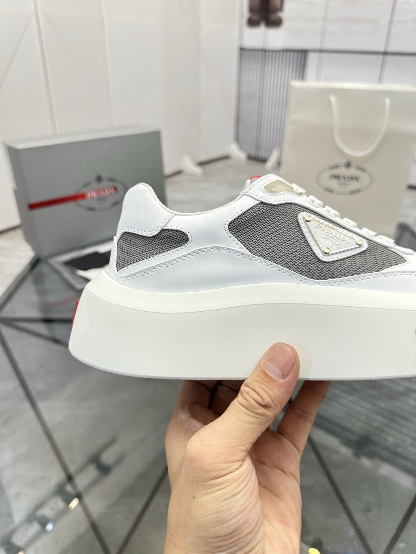 Precio de venta: P290 Artículos de alta gama y máxima calidadMarca: Prada *"Prada*" lowtop loafersTa