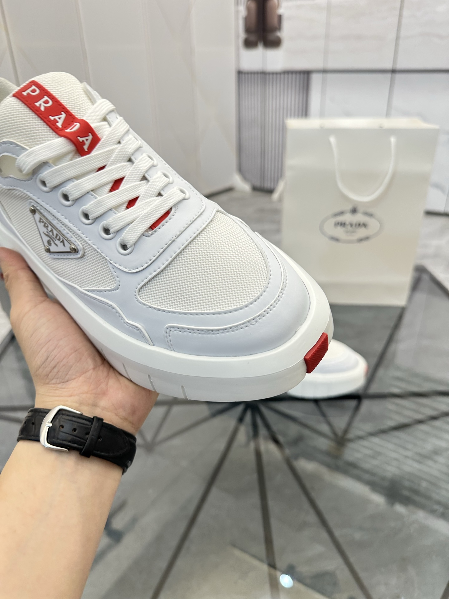 Precio de venta: P290 Artículos de alta gama y máxima calidadMarca: Prada *"Prada*" lowtop loafersTa