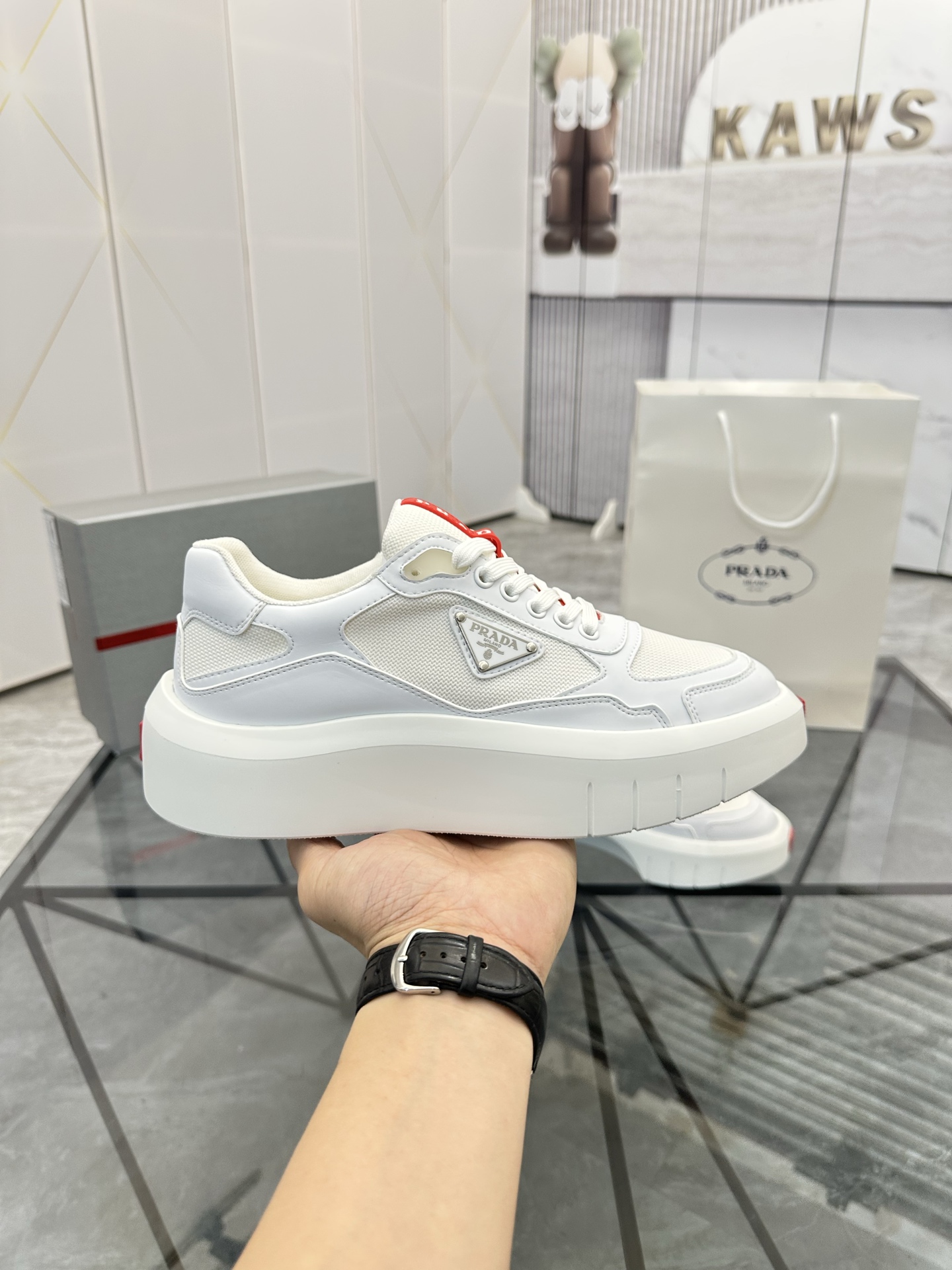 Precio de venta: P290 Artículos de alta gama y máxima calidadMarca: Prada *"Prada*" lowtop loafersTa