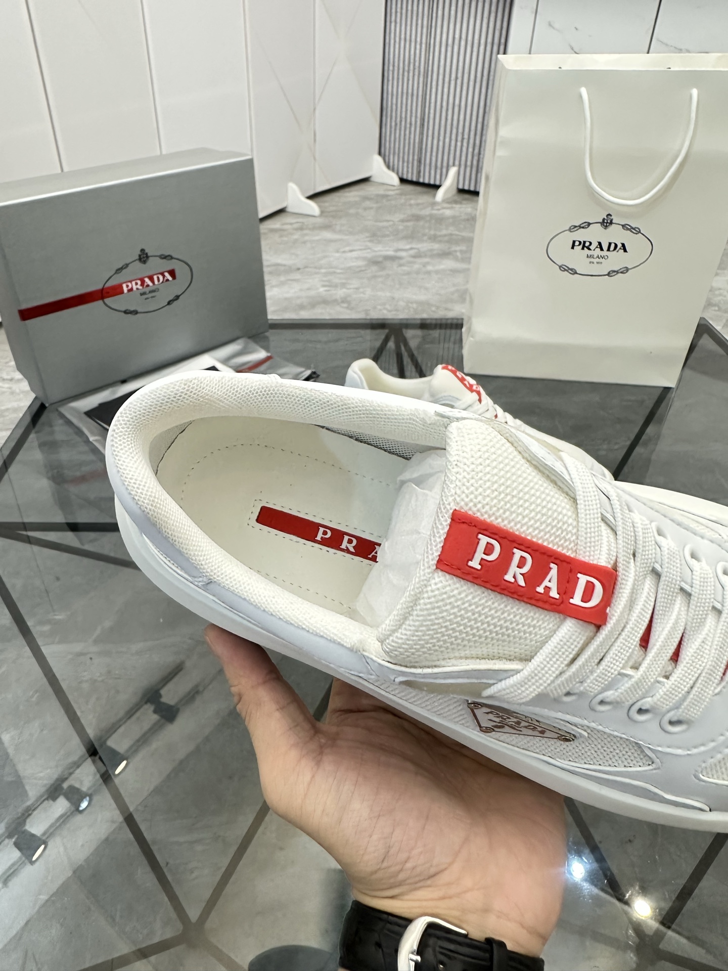 Precio de venta: P290 Artículos de alta gama y máxima calidadMarca: Prada *"Prada*" lowtop loafersTa