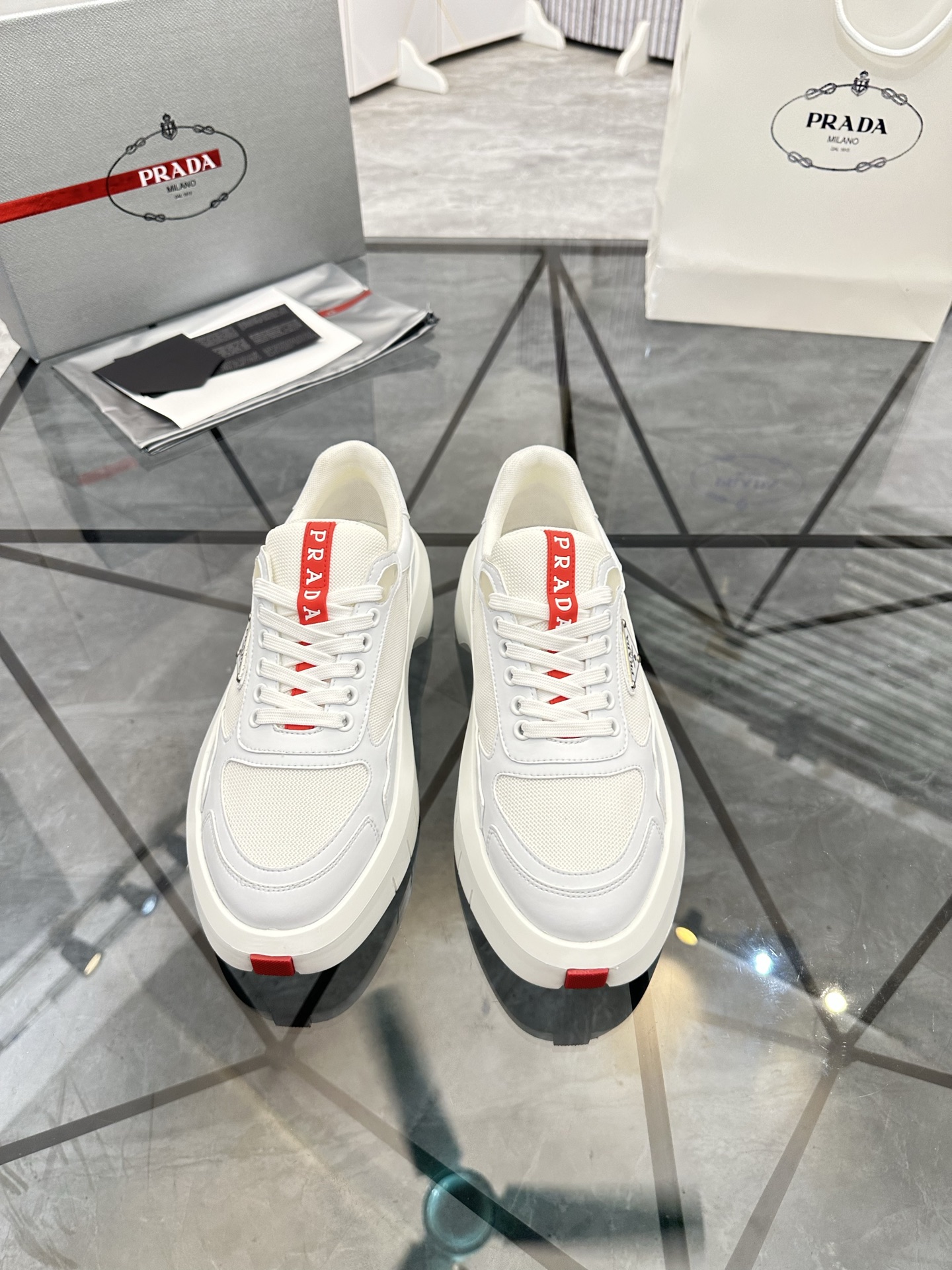 Precio de venta: P290 Artículos de alta gama y máxima calidadMarca: Prada *"Prada*" lowtop loafersTa