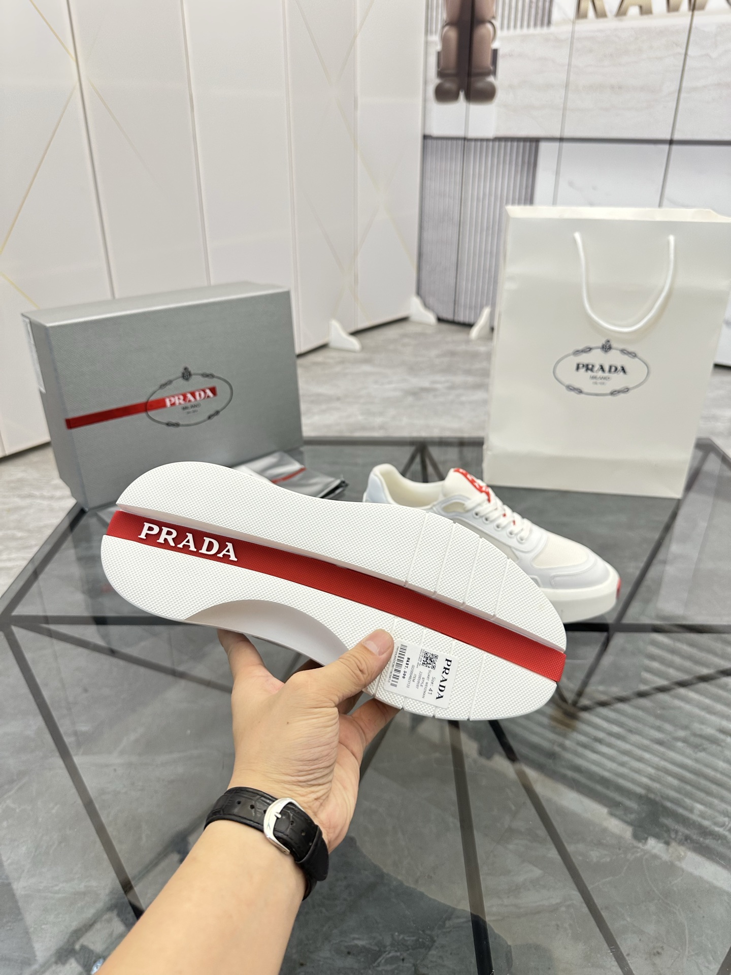 Precio de venta: P290 Artículos de alta gama y máxima calidadMarca: Prada *"Prada*" lowtop loafersTa