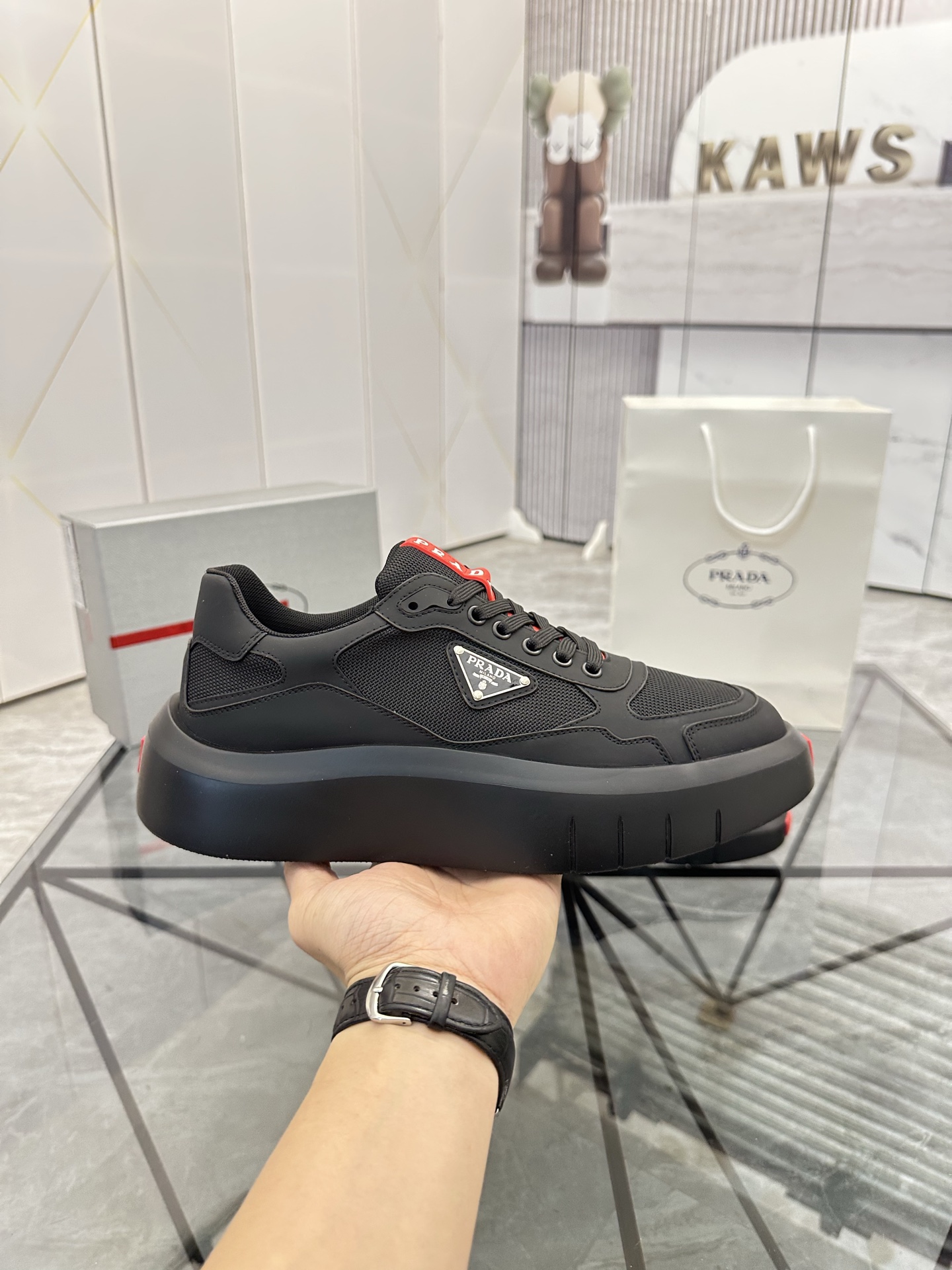 Precio de venta: P290 Artículos de alta gama y máxima calidadMarca: Prada *"Prada*" lowtop loafersTa