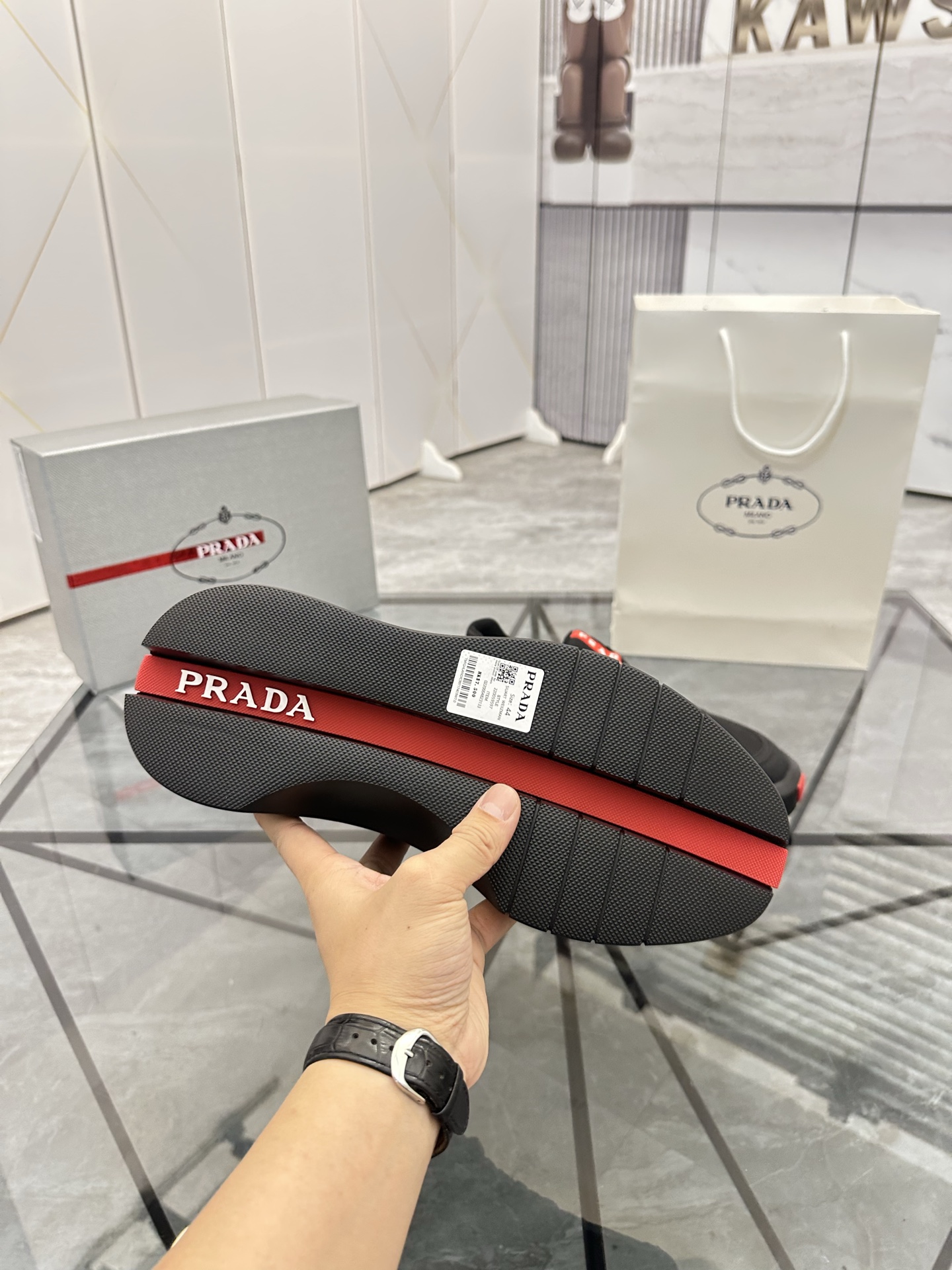 Precio de venta: P290 Artículos de alta gama y máxima calidadMarca: Prada *"Prada*" lowtop loafersTa