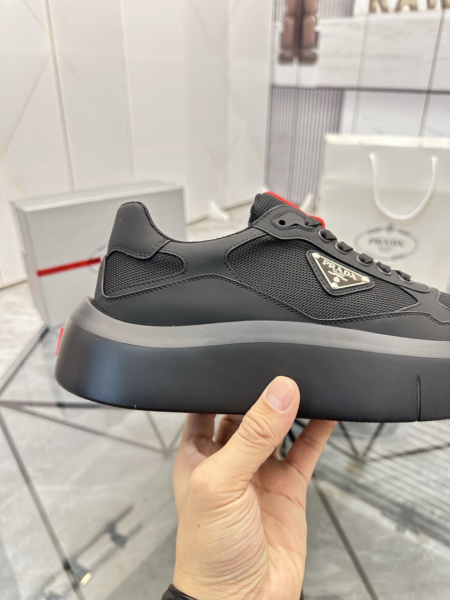 Precio de venta: P290 Artículos de alta gama y máxima calidadMarca: Prada *"Prada*" lowtop loafersTa