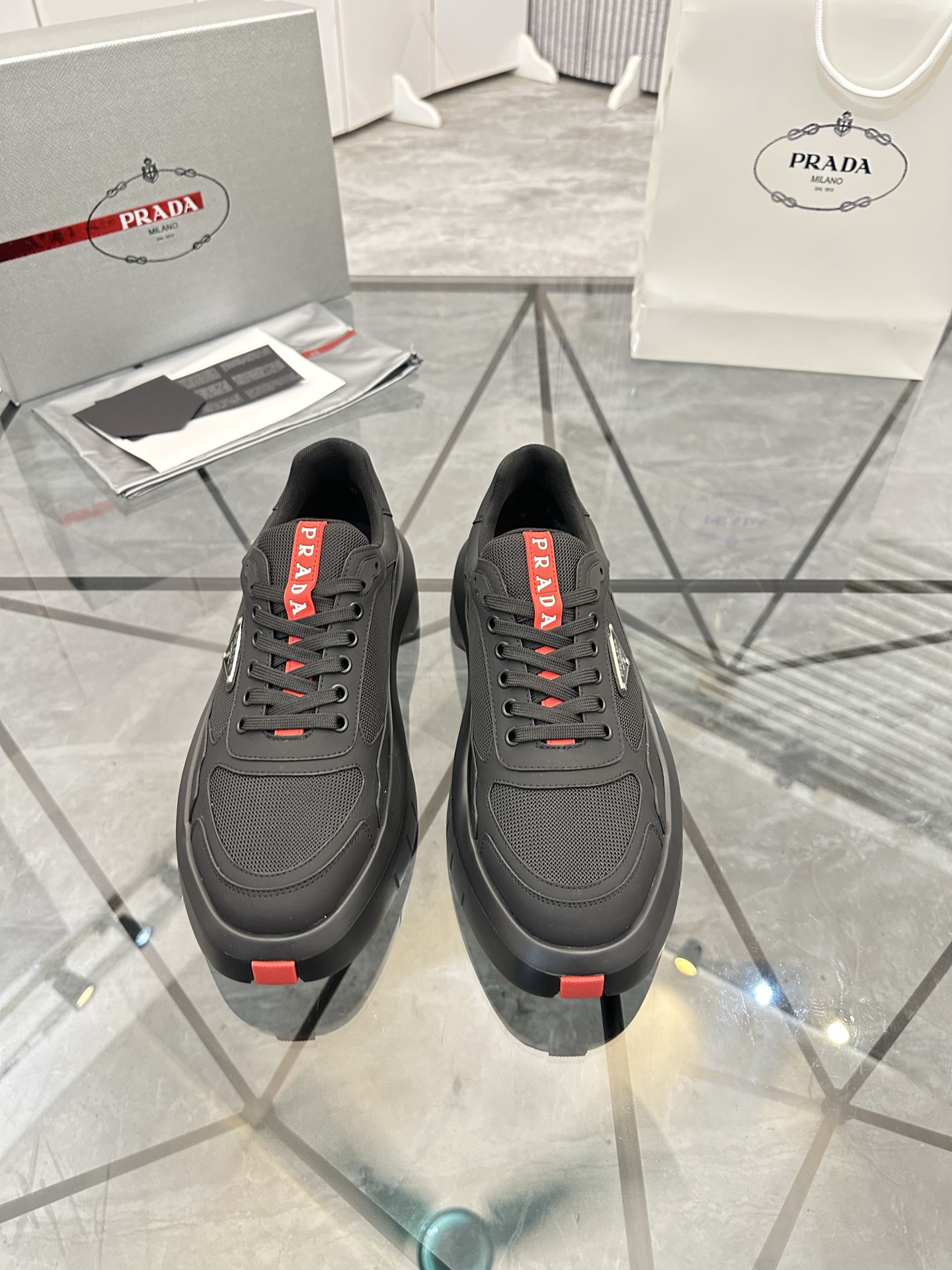 Precio de venta: P290 Artículos de alta gama y máxima calidadMarca: Prada *"Prada*" lowtop loafersTa