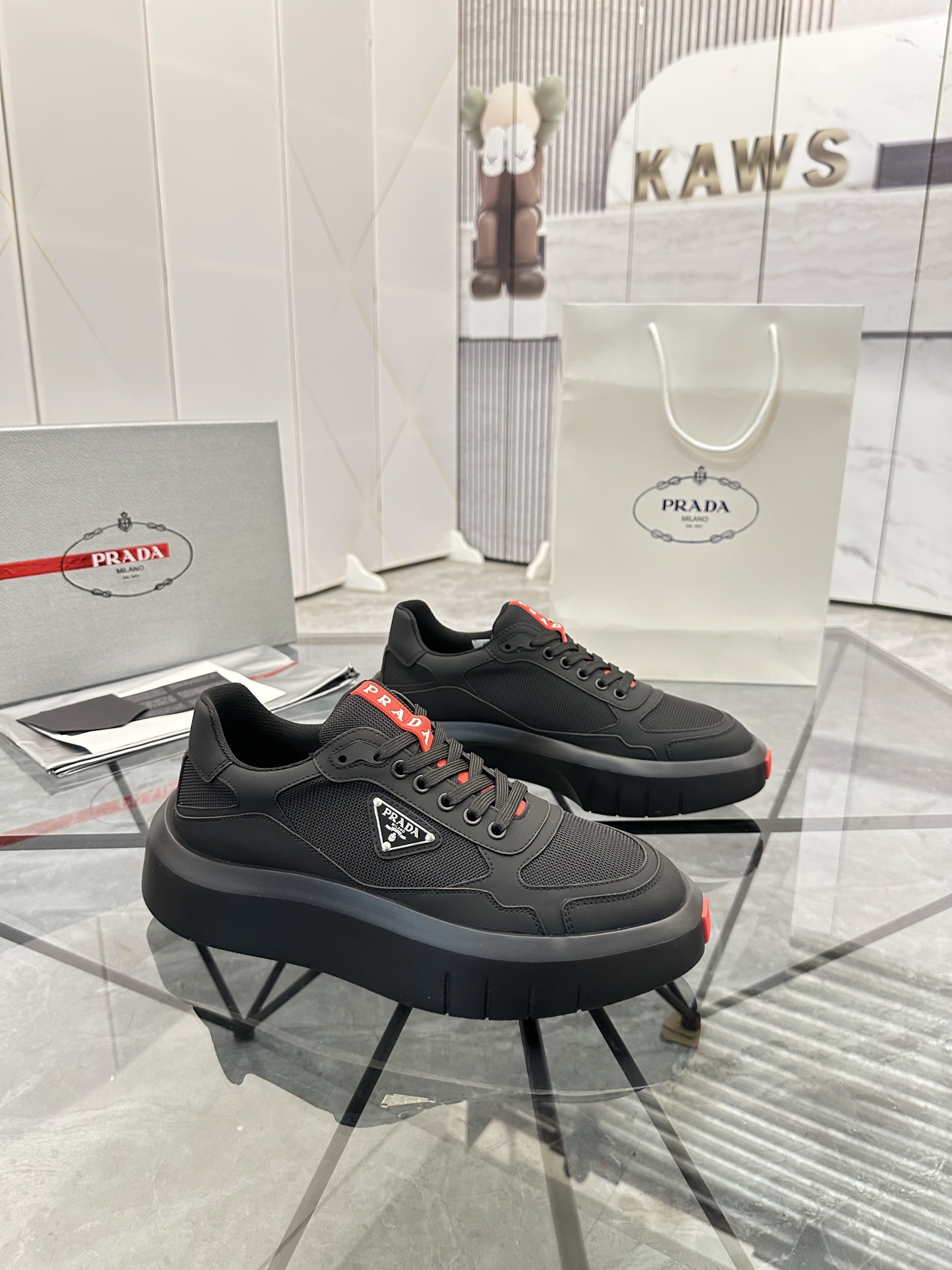 Precio de venta: P290 Artículos de alta gama y máxima calidadMarca: Prada *"Prada*" lowtop loafersTa