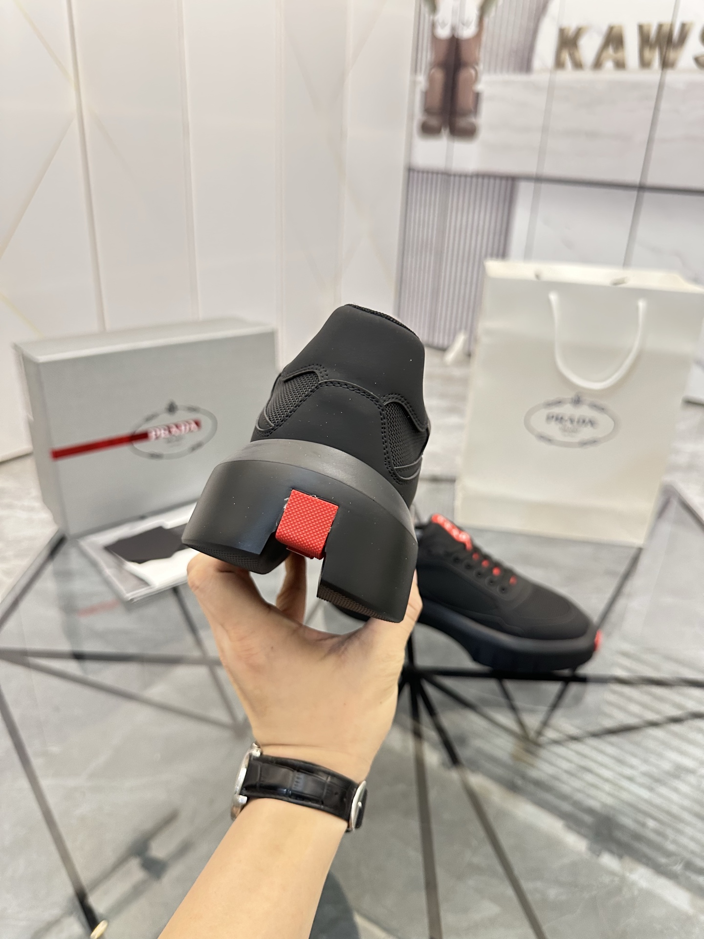 Precio de venta: P290 Artículos de alta gama y máxima calidadMarca: Prada *"Prada*" lowtop loafersTa