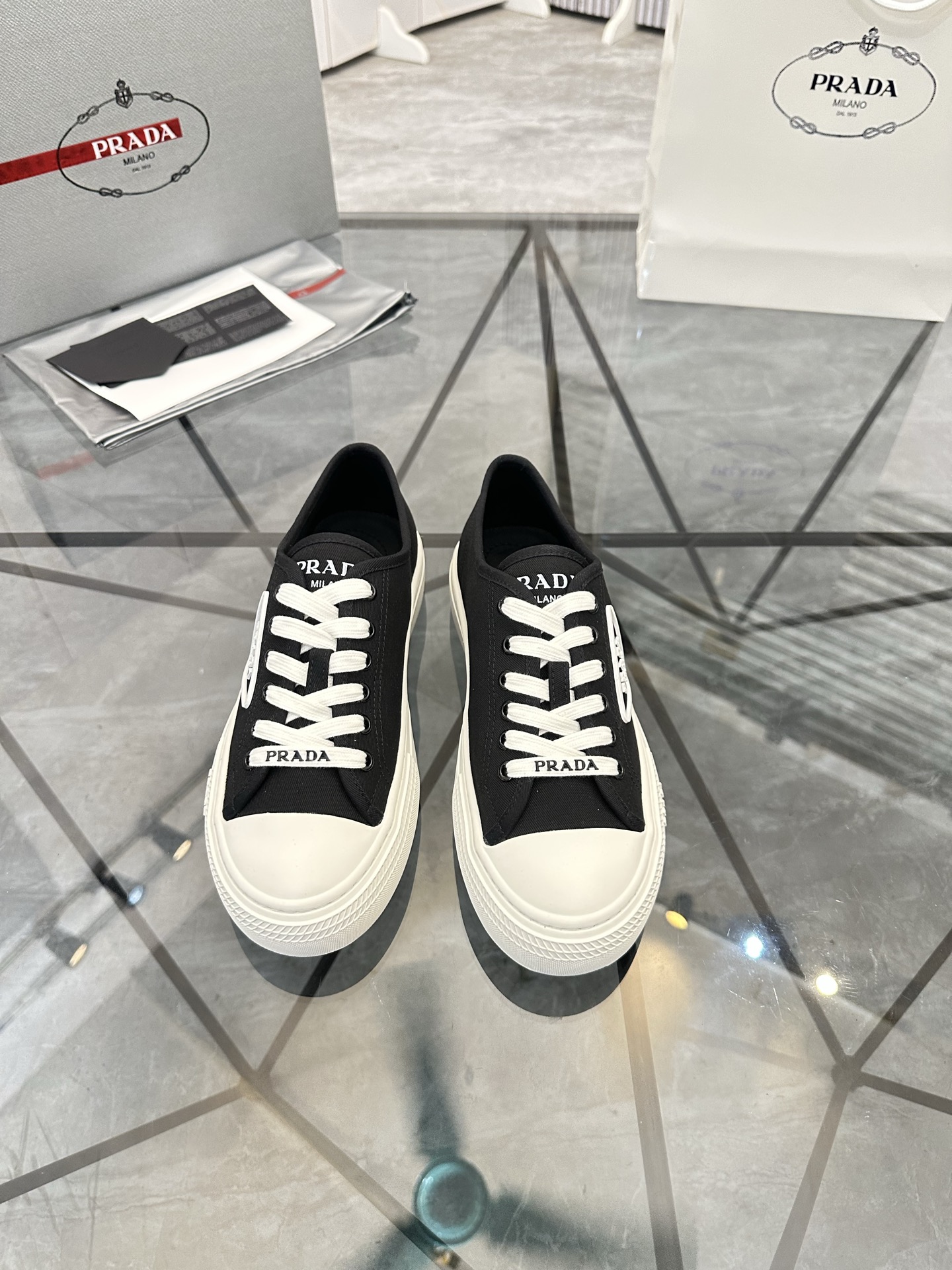 Precio de venta: P270 Artículos de alta gama y máxima calidadMarca: Prada *"Prada*" lowtop loafersTa