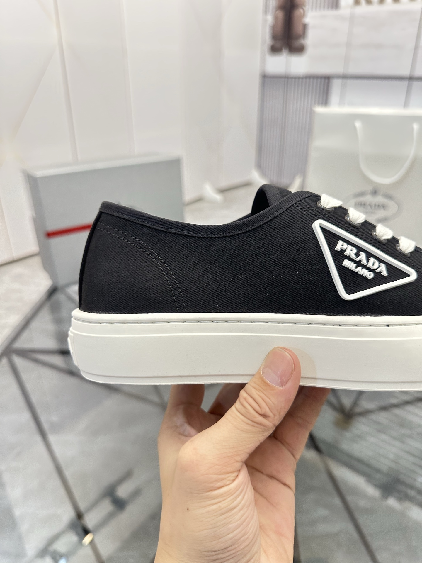 Precio de venta: P270 Artículos de alta gama y máxima calidadMarca: Prada *"Prada*" lowtop loafersTa