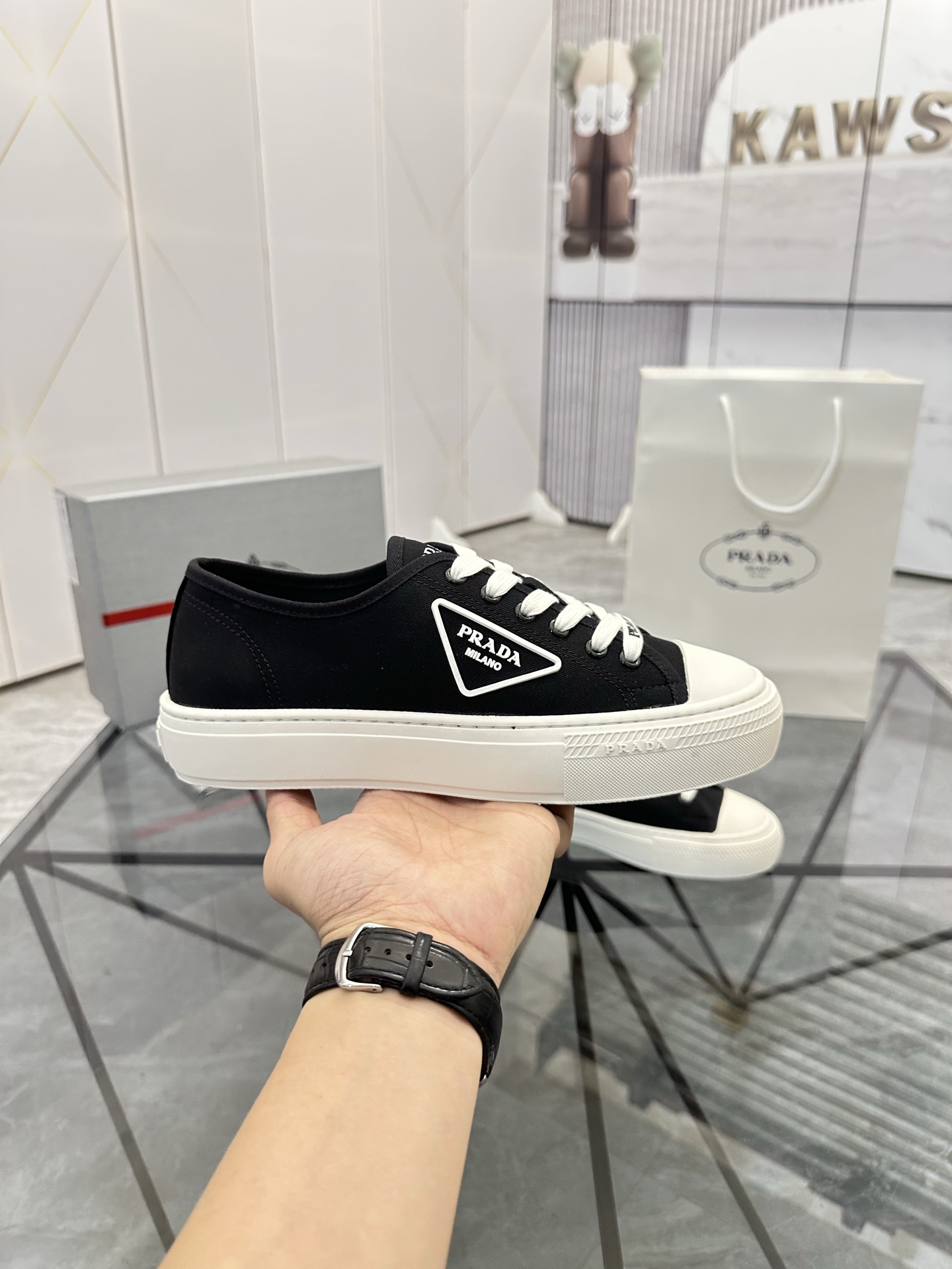 Precio de venta: P270 Artículos de alta gama y máxima calidadMarca: Prada *"Prada*" lowtop loafersTa
