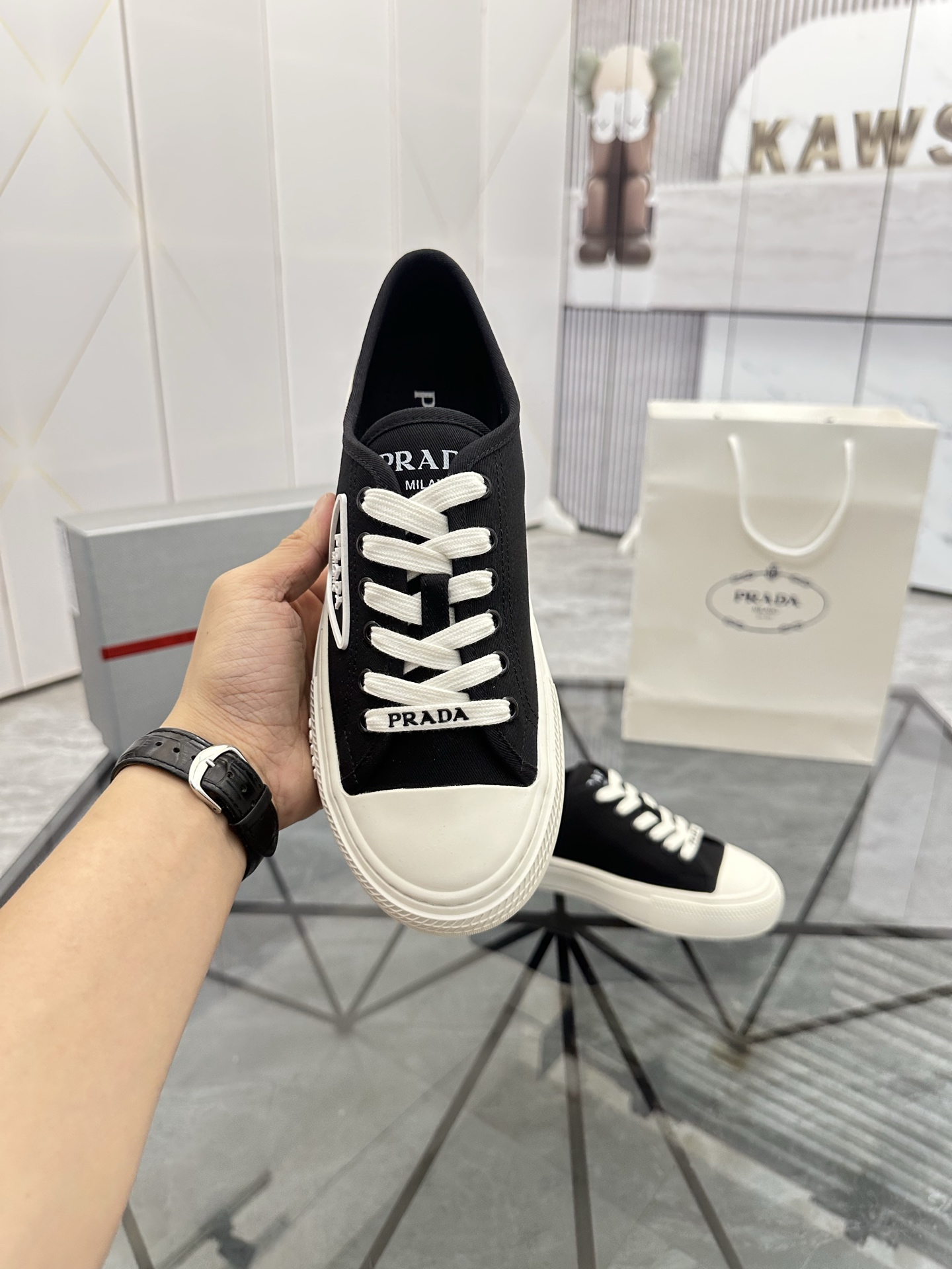 Precio de venta: P270 Artículos de alta gama y máxima calidadMarca: Prada *"Prada*" lowtop loafersTa