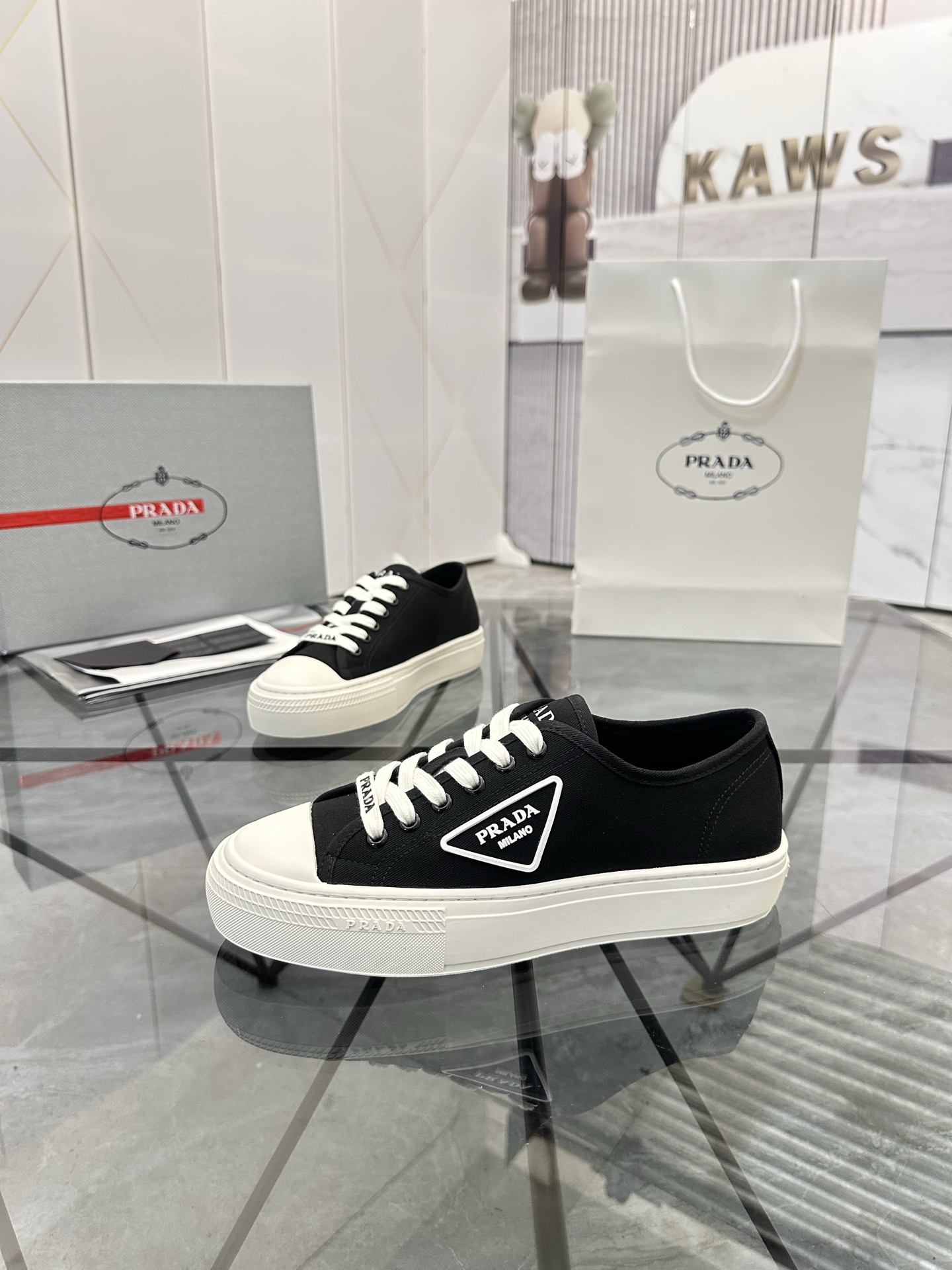 Precio de venta: P270 Artículos de alta gama y máxima calidadMarca: Prada *