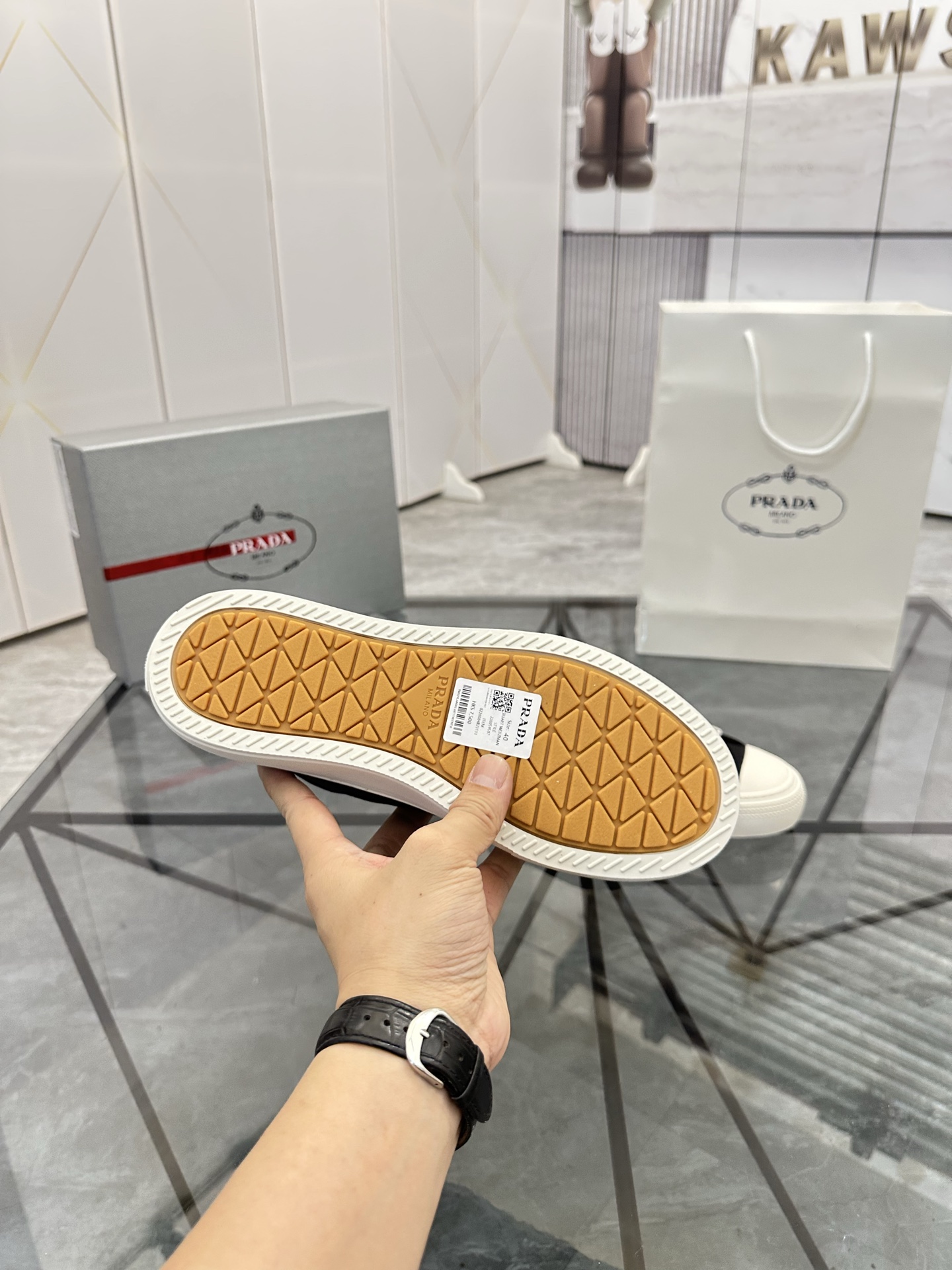 Precio de venta: P270 Artículos de alta gama y máxima calidadMarca: Prada *"Prada*" lowtop loafersTa