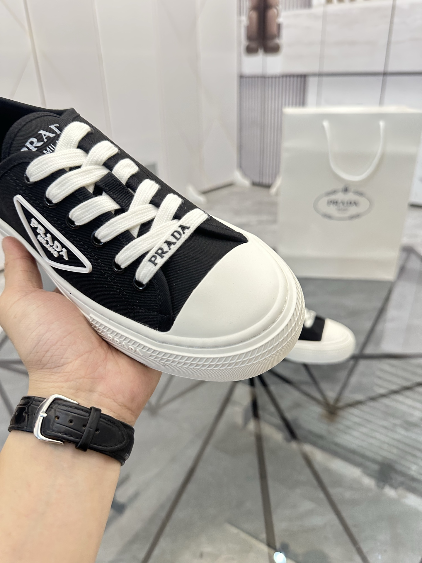 Precio de venta: P270 Artículos de alta gama y máxima calidadMarca: Prada *"Prada*" lowtop loafersTa