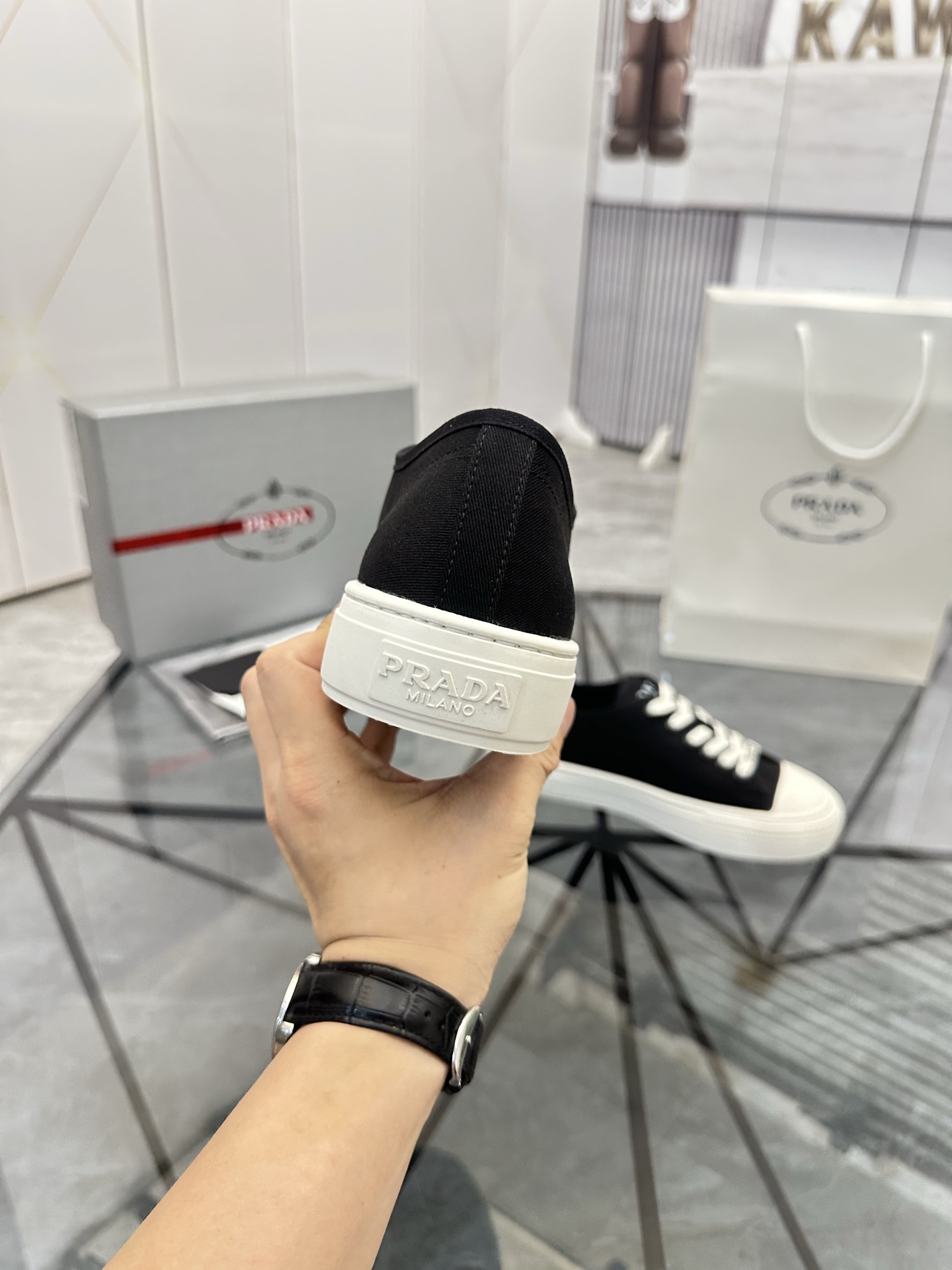 Precio de venta: P270 Artículos de alta gama y máxima calidadMarca: Prada *"Prada*" lowtop loafersTa