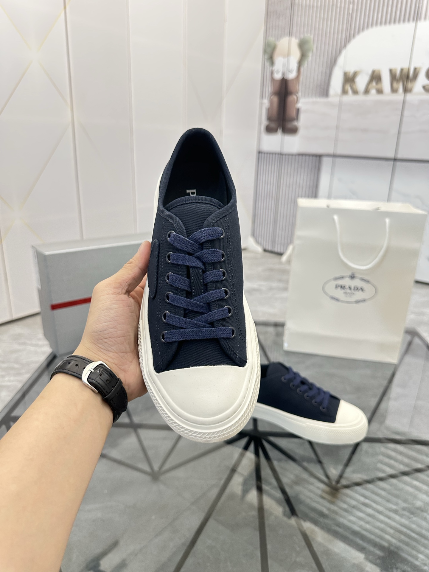 Precio de venta: P270 Artículos de alta gama y máxima calidadMarca: Prada *"Prada*" lowtop loafersTa