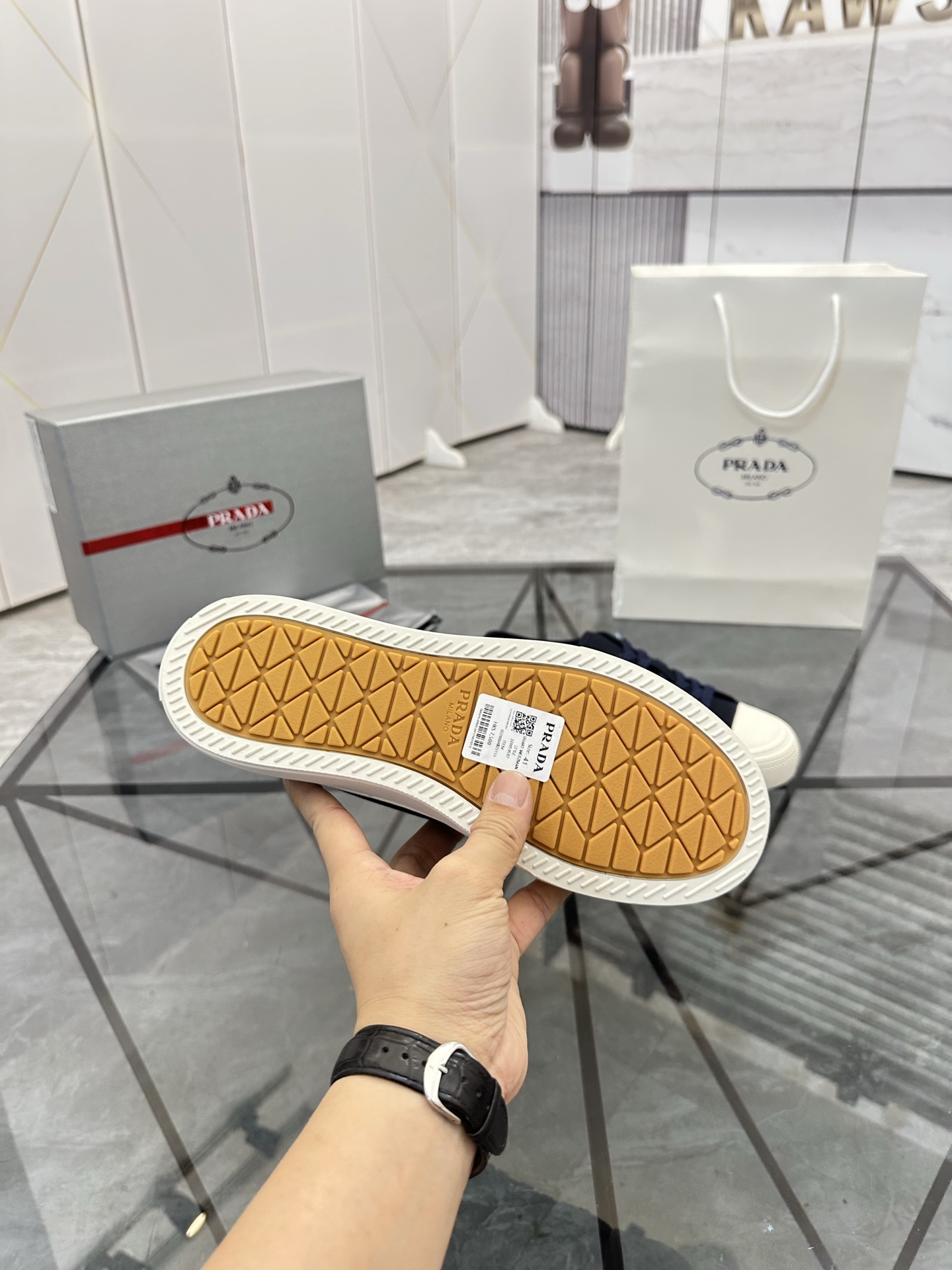 Precio de venta: P270 Artículos de alta gama y máxima calidadMarca: Prada *"Prada*" lowtop loafersTa