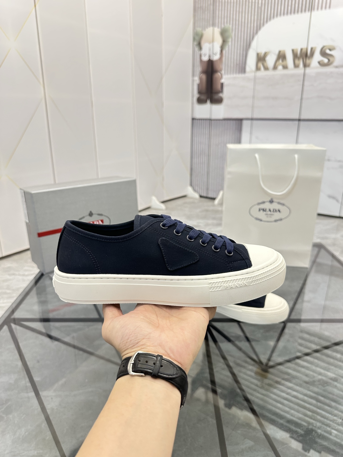 Precio de venta: P270 Artículos de alta gama y máxima calidadMarca: Prada *"Prada*" lowtop loafersTa