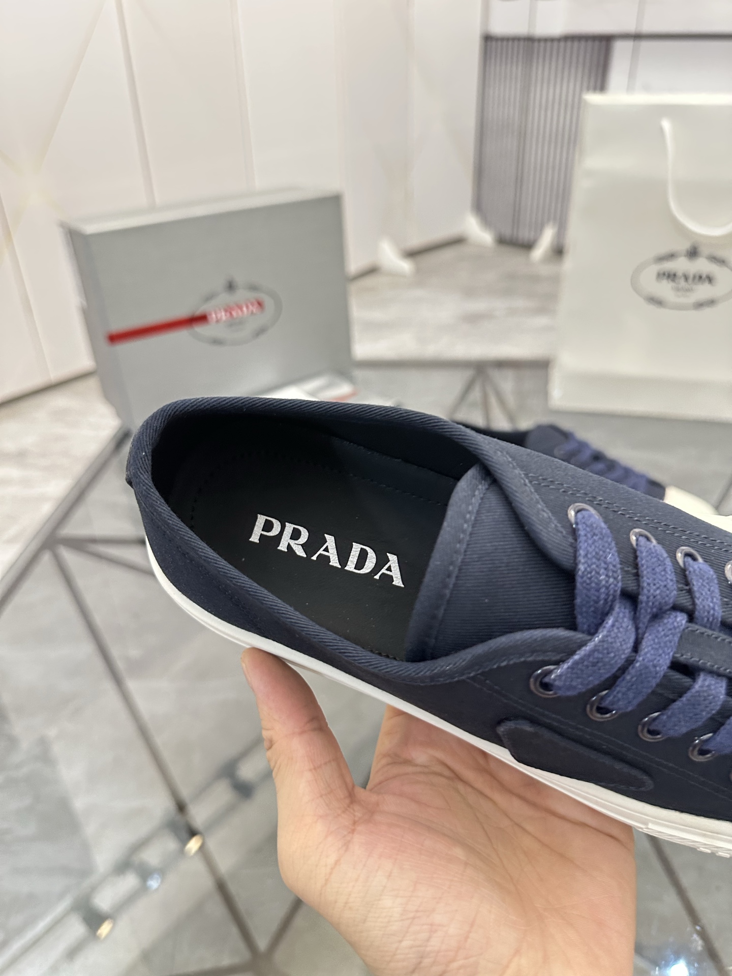 Precio de venta: P270 Artículos de alta gama y máxima calidadMarca: Prada *"Prada*" lowtop loafersTa