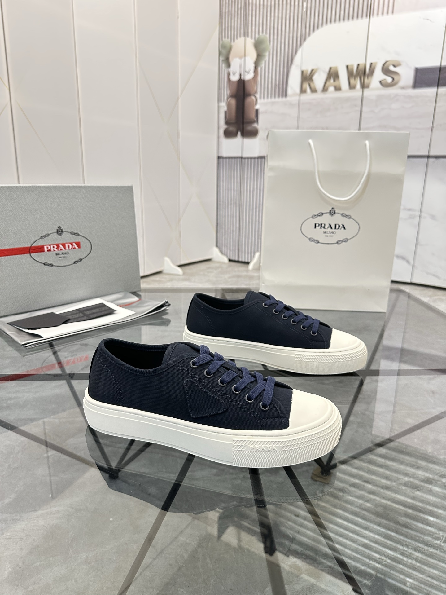 Precio de venta: P270 Artículos de alta gama y máxima calidadMarca: Prada *"Prada*" lowtop loafersTa
