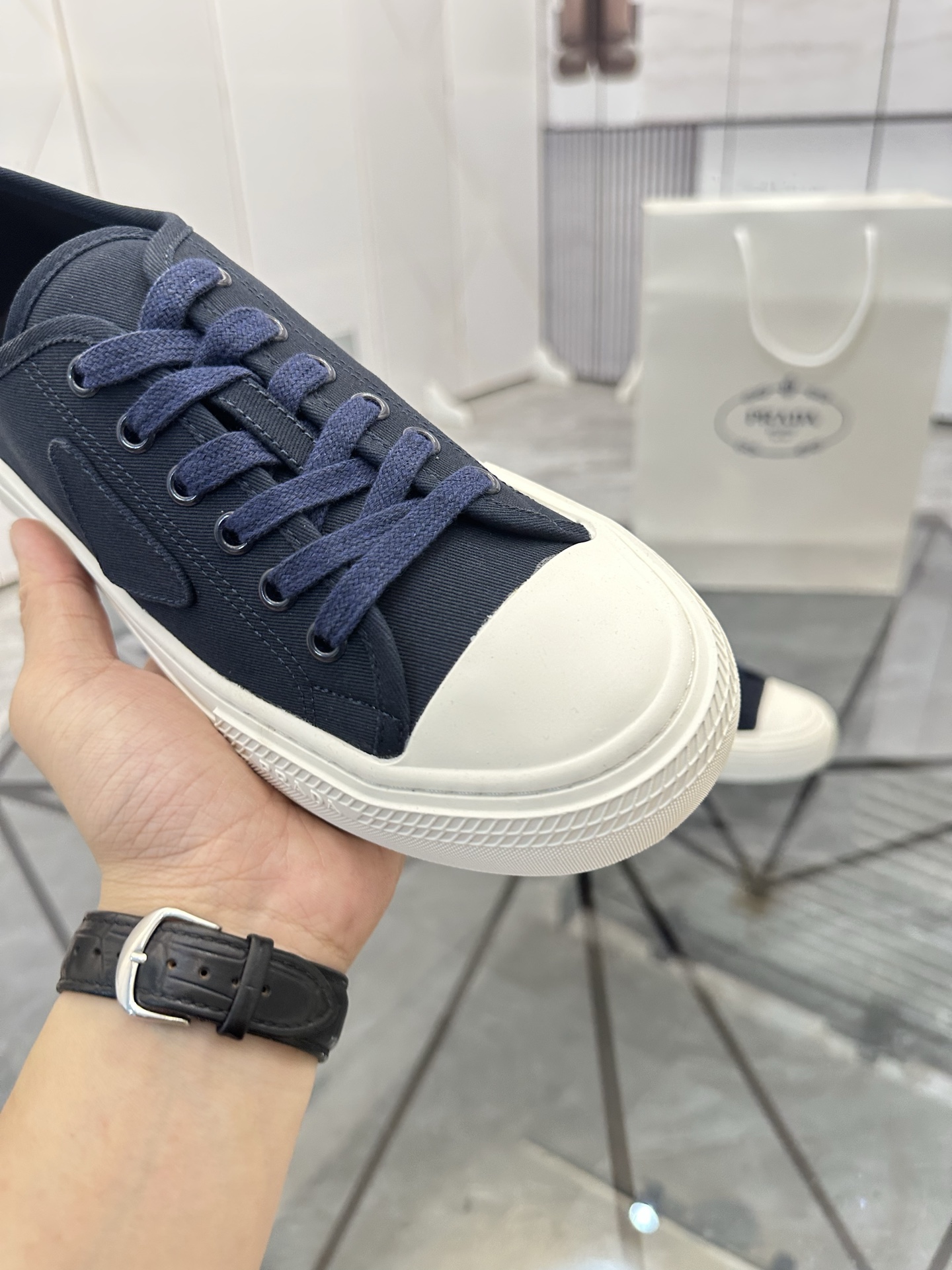 Precio de venta: P270 Artículos de alta gama y máxima calidadMarca: Prada *"Prada*" lowtop loafersTa