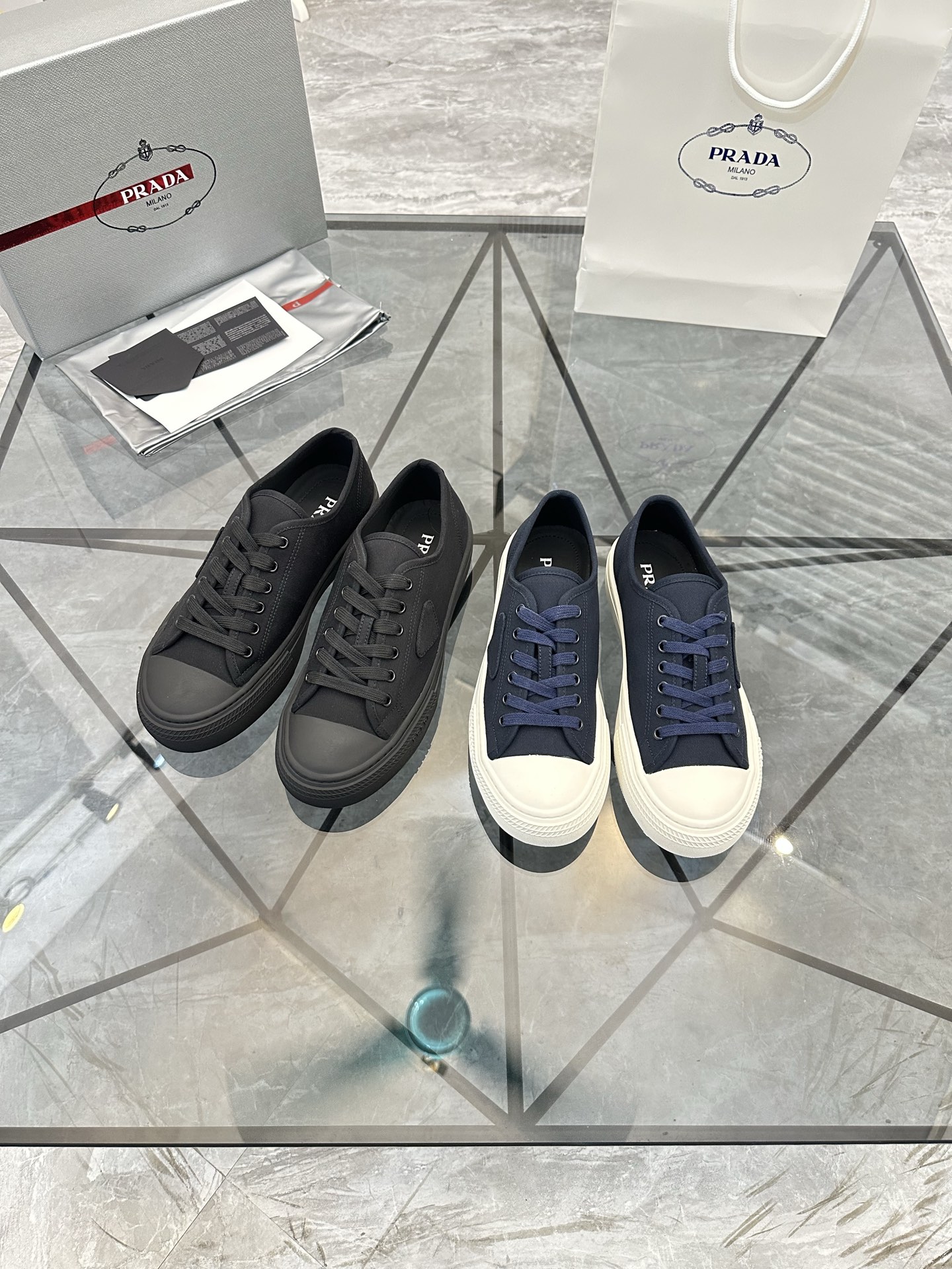 Precio de venta: P270 Artículos de alta gama y máxima calidadMarca: Prada *"Prada*" lowtop loafersTa