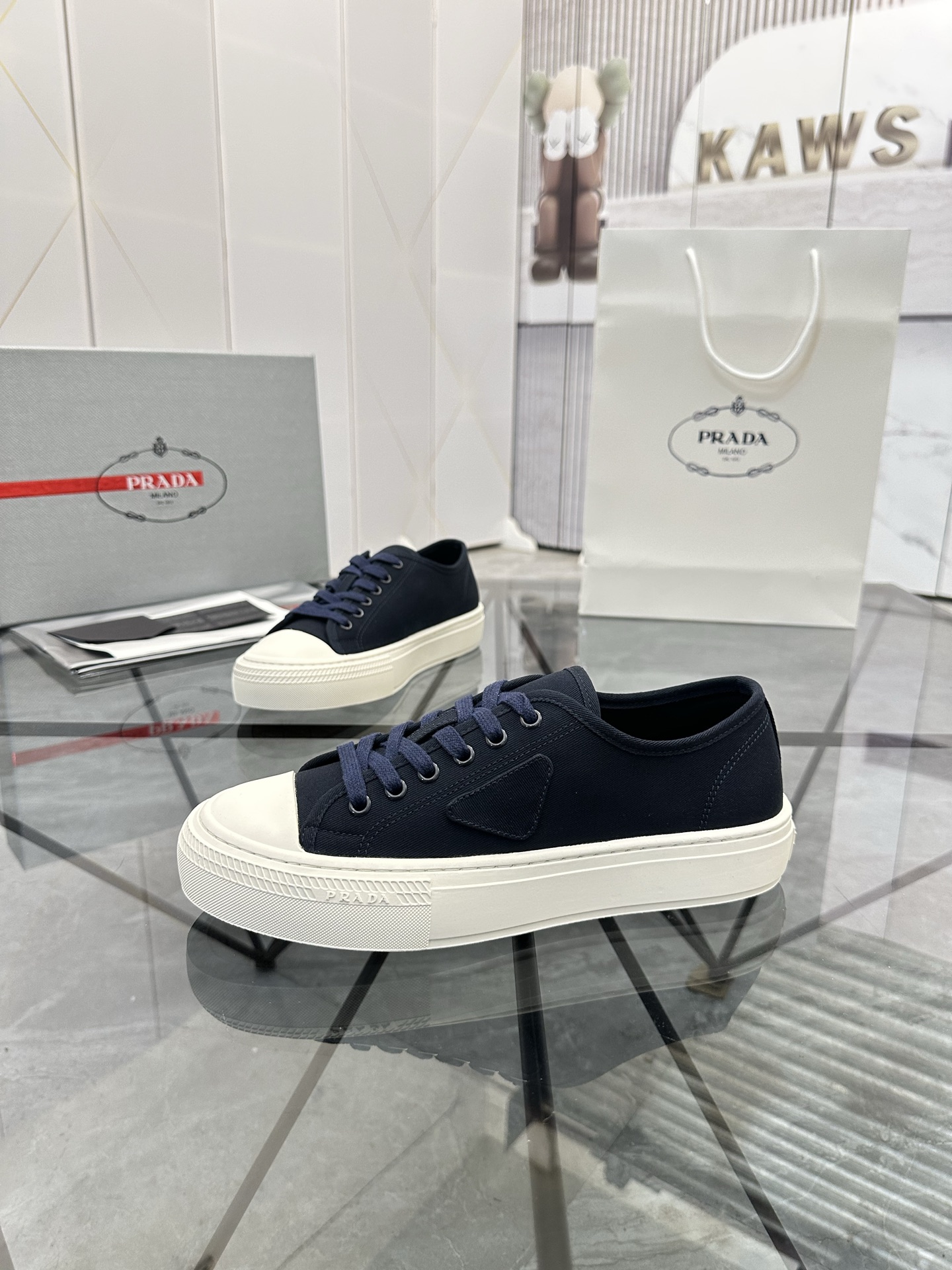 Precio de venta: P270 Artículos de alta gama y máxima calidadMarca: Prada *