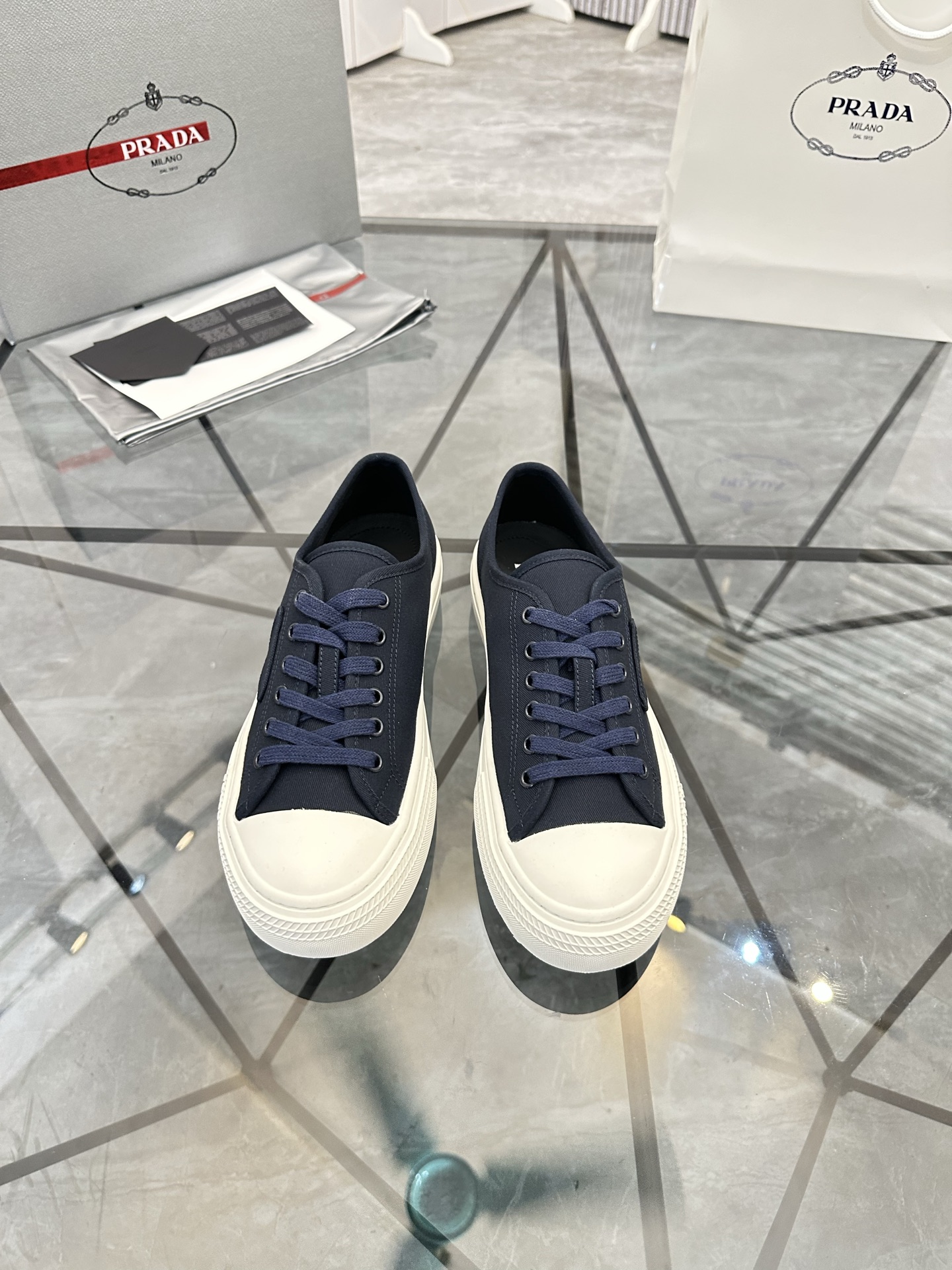 Precio de venta: P270 Artículos de alta gama y máxima calidadMarca: Prada *"Prada*" lowtop loafersTa