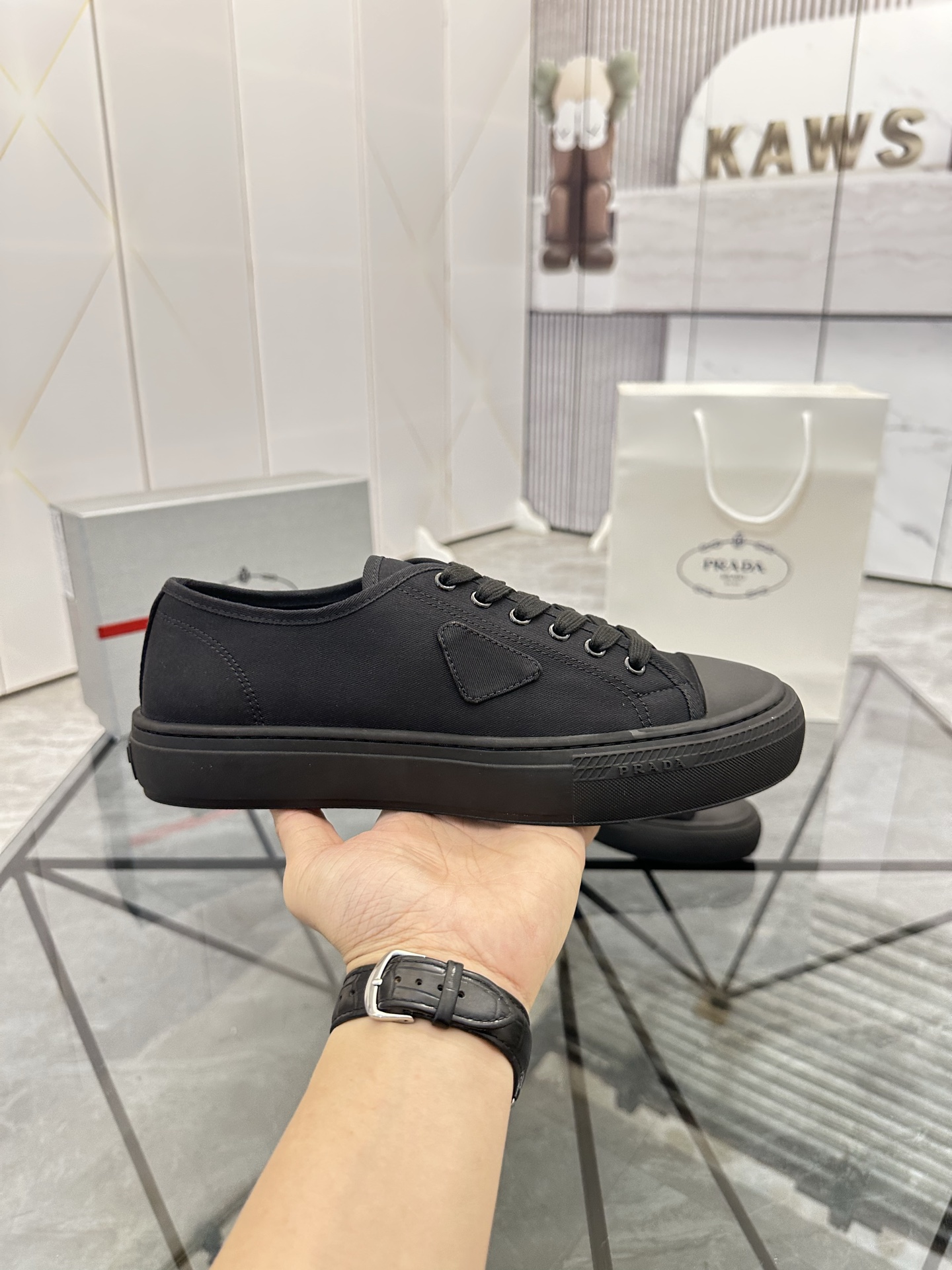 Precio de venta: P270 Artículos de alta gama y máxima calidadMarca: Prada *"Prada*" lowtop loafersTa