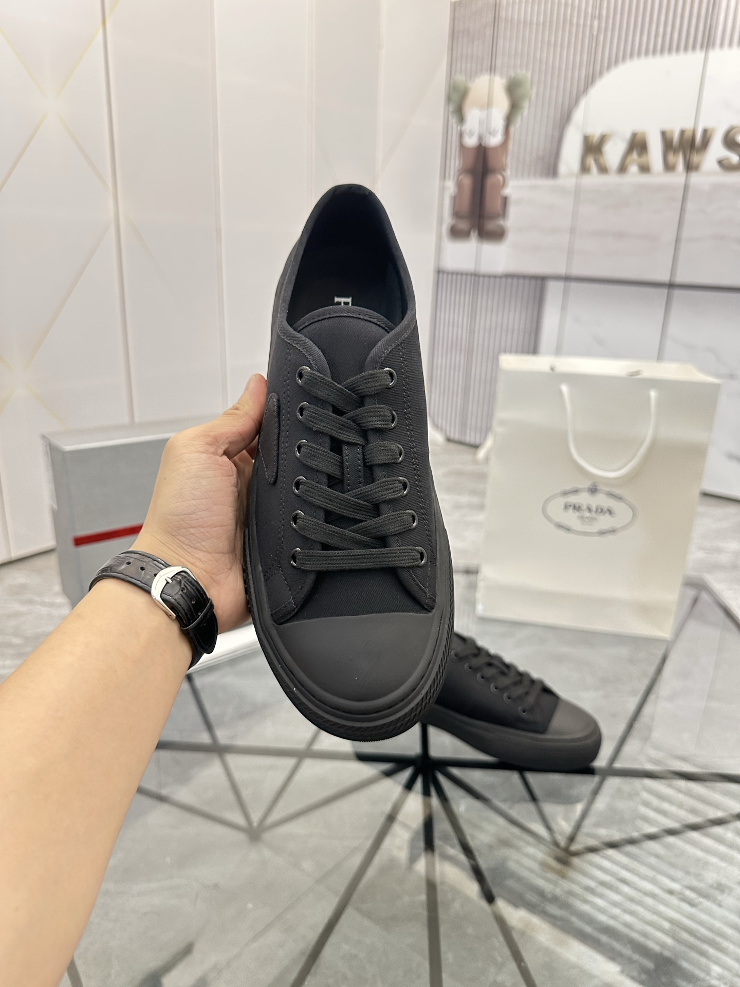 Precio de venta: P270 Artículos de alta gama y máxima calidadMarca: Prada *"Prada*" lowtop loafersTa