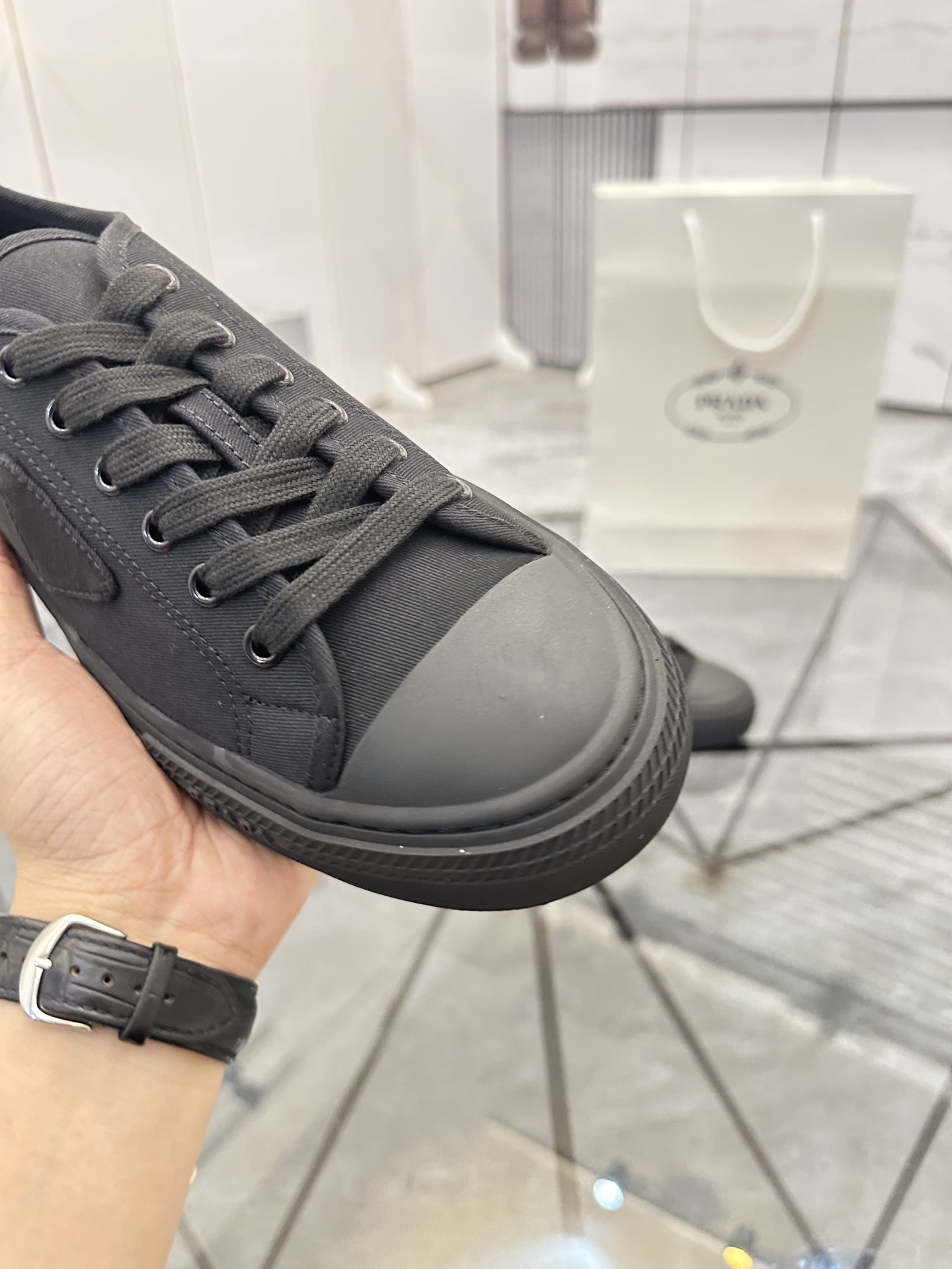 Precio de venta: P270 Artículos de alta gama y máxima calidadMarca: Prada *"Prada*" lowtop loafersTa