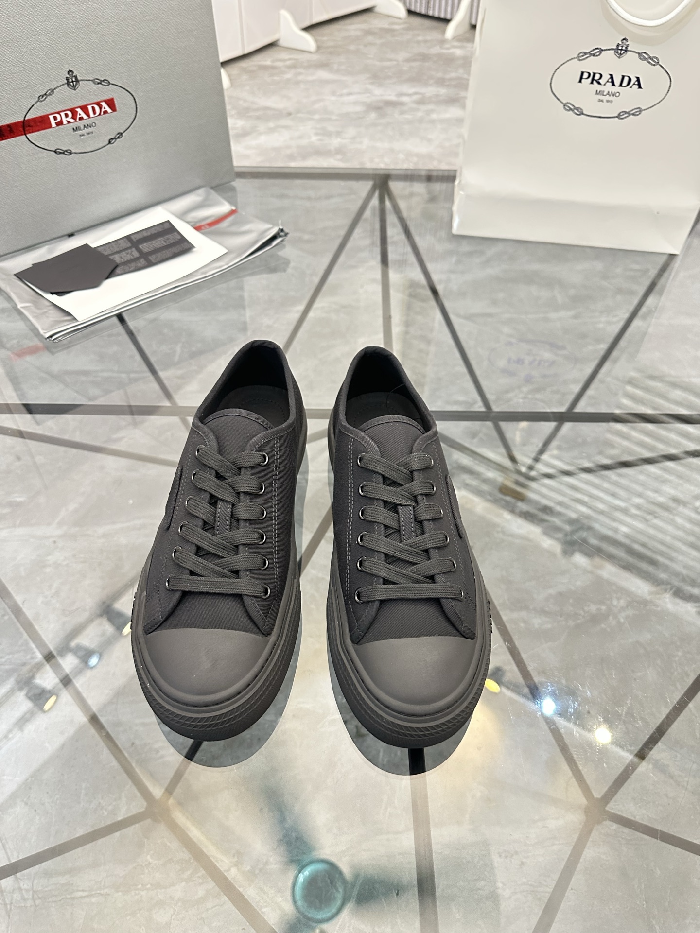 Precio de venta: P270 Artículos de alta gama y máxima calidadMarca: Prada *"Prada*" lowtop loafersTa