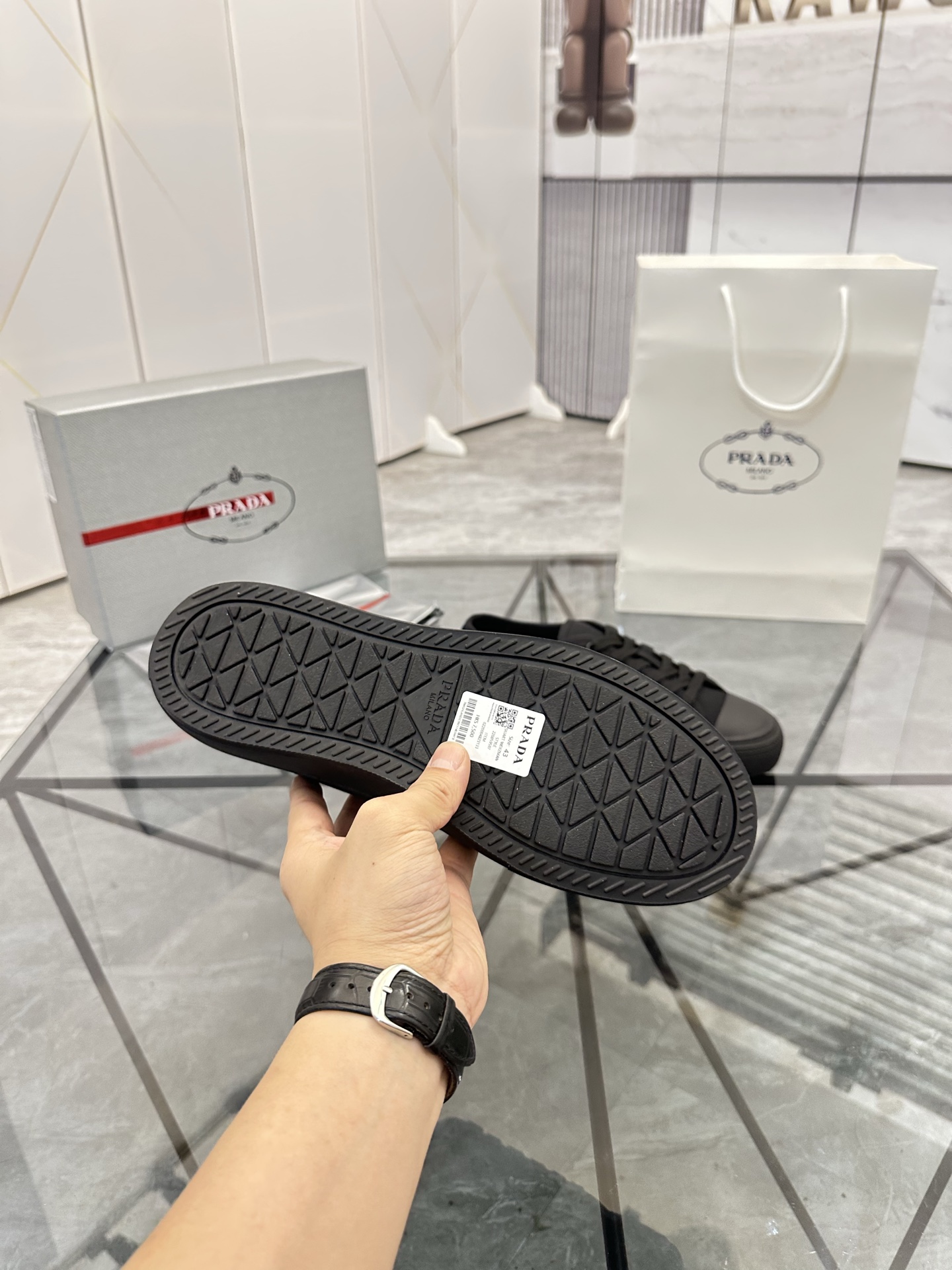 Precio de venta: P270 Artículos de alta gama y máxima calidadMarca: Prada *"Prada*" lowtop loafersTa