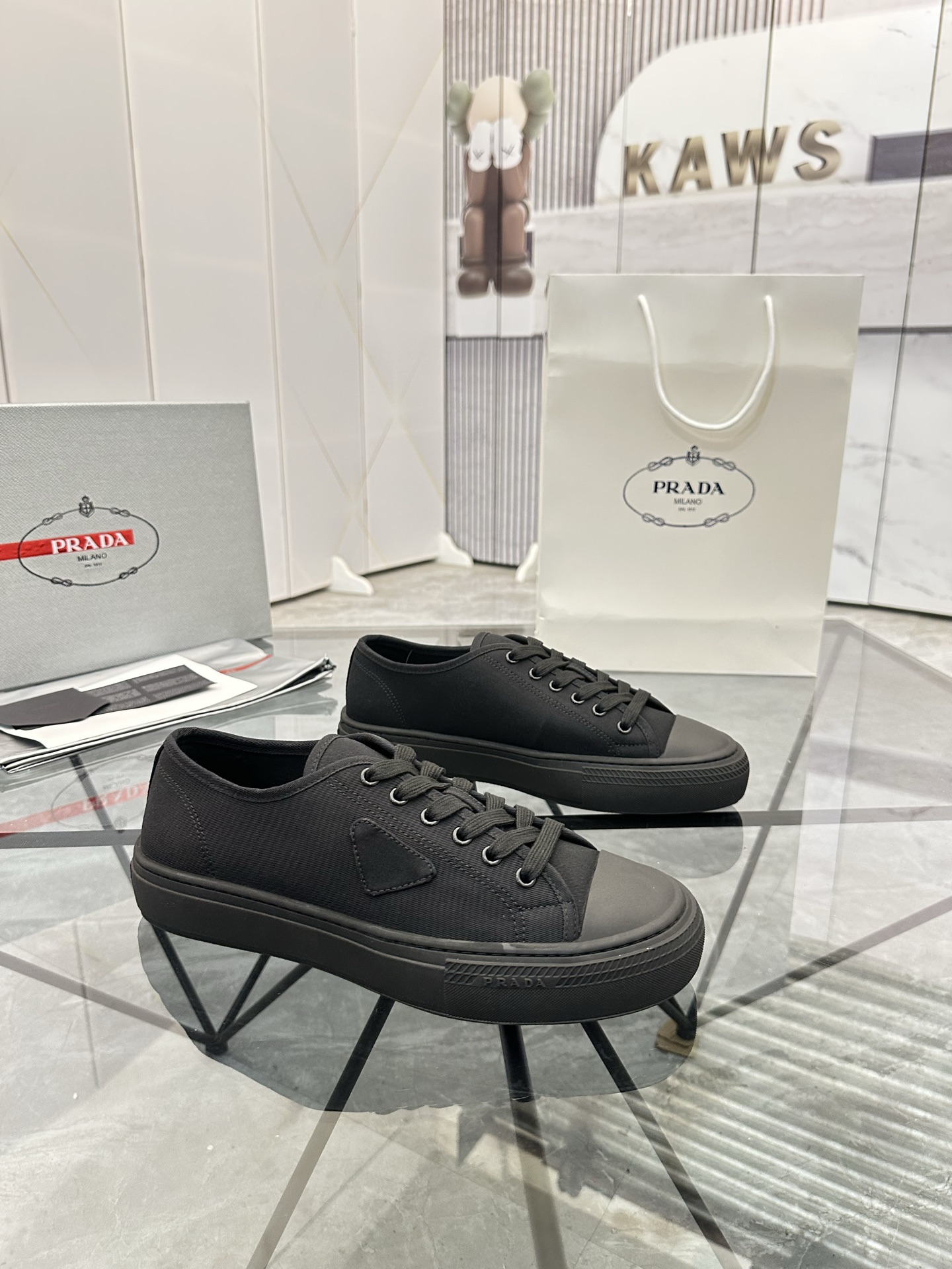 Precio de venta: P270 Artículos de alta gama y máxima calidadMarca: Prada *"Prada*" lowtop loafersTa